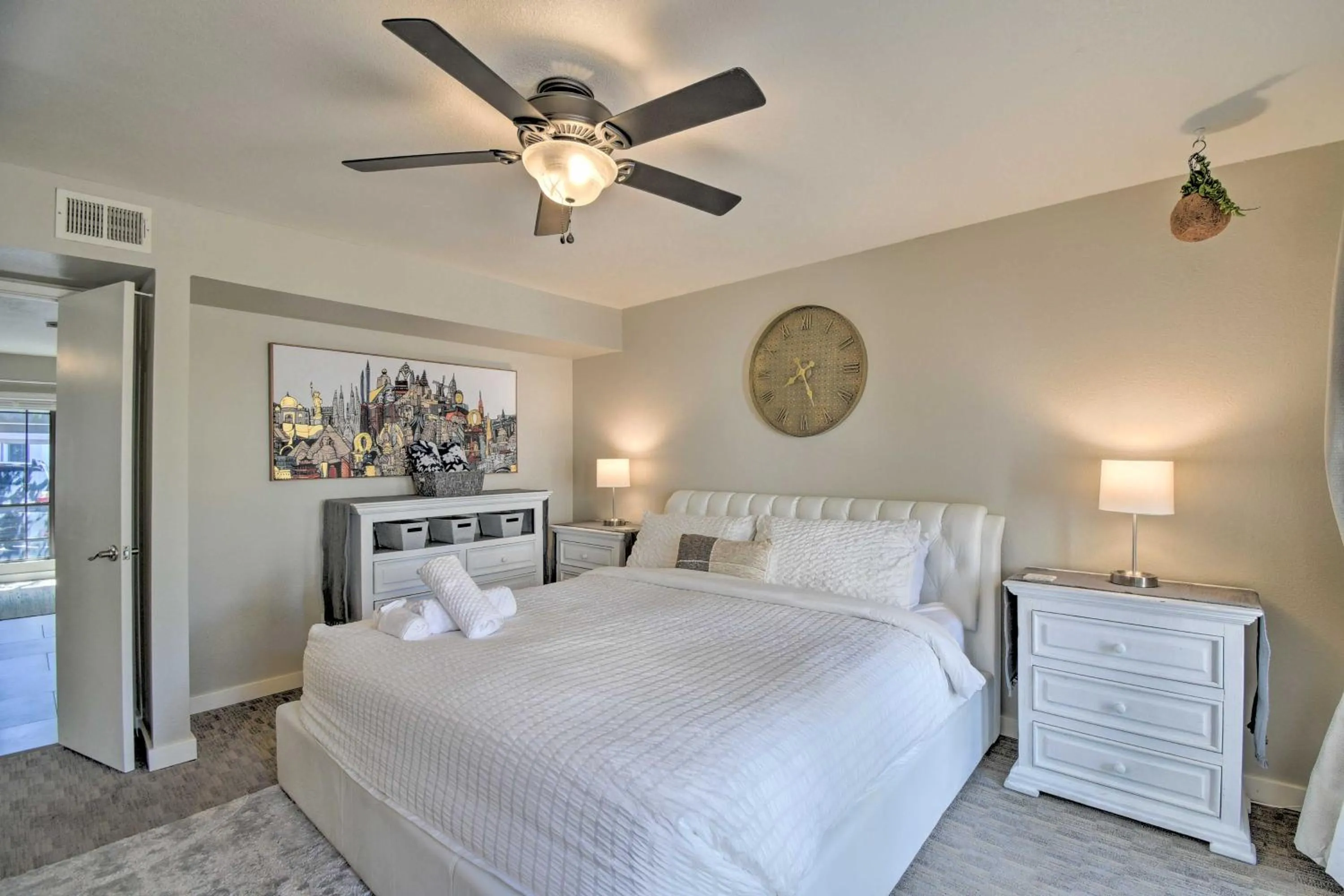 Bed in Sleek Phoenix Condo Walk to Biltmore Fashion Park