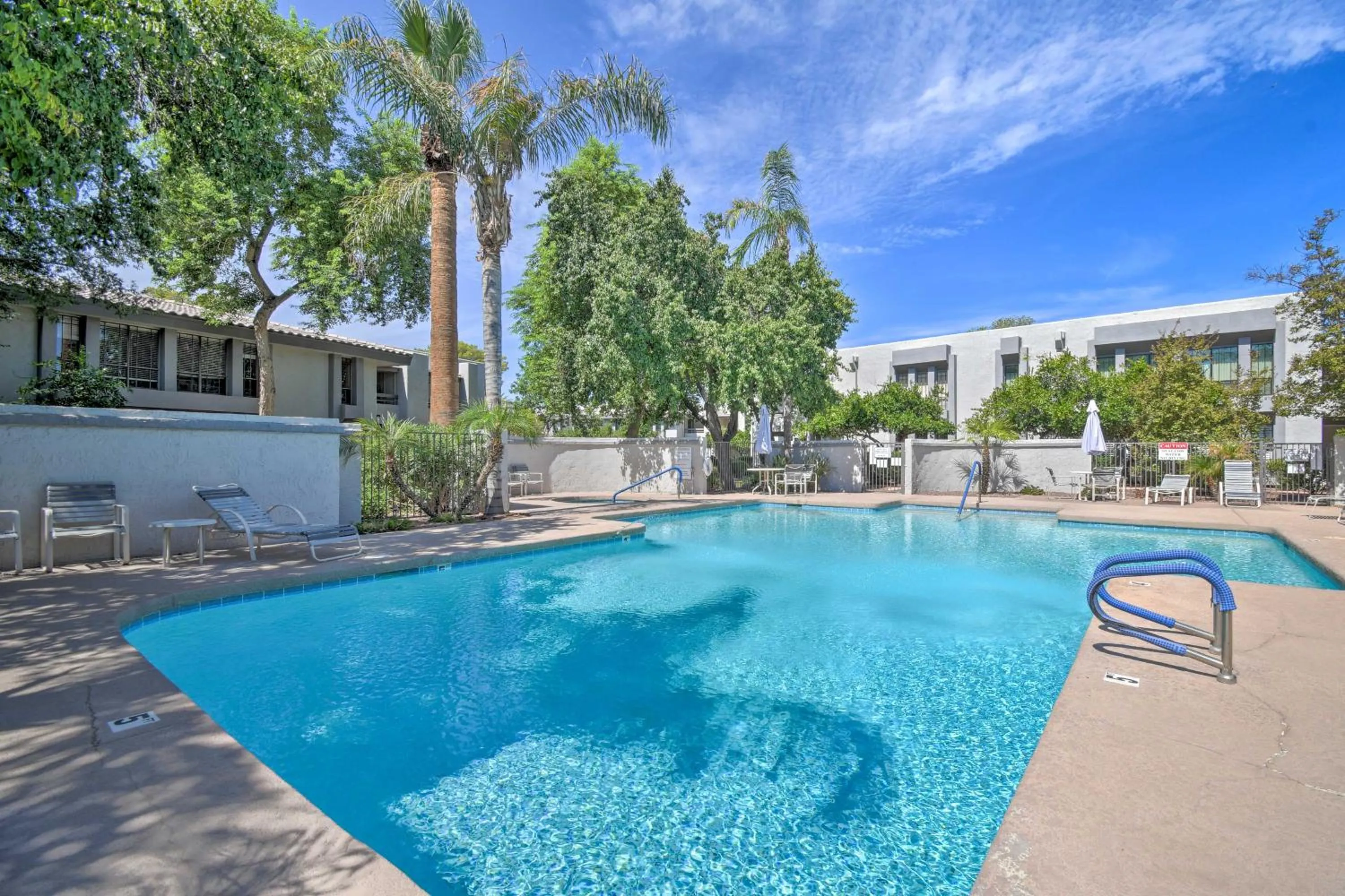 Sleek Phoenix Condo Walk to Biltmore Fashion Park