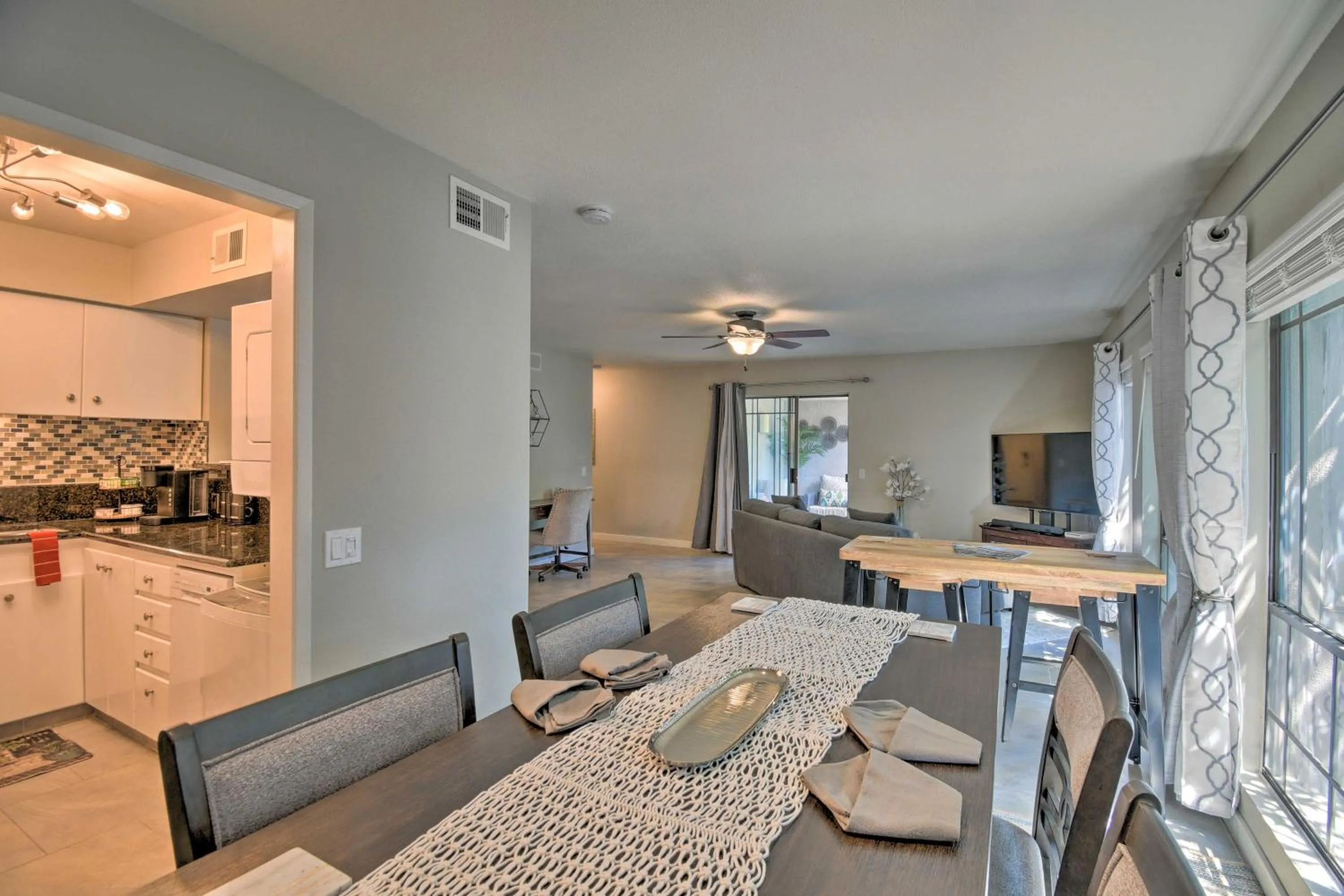 Sleek Phoenix Condo Walk to Biltmore Fashion Park