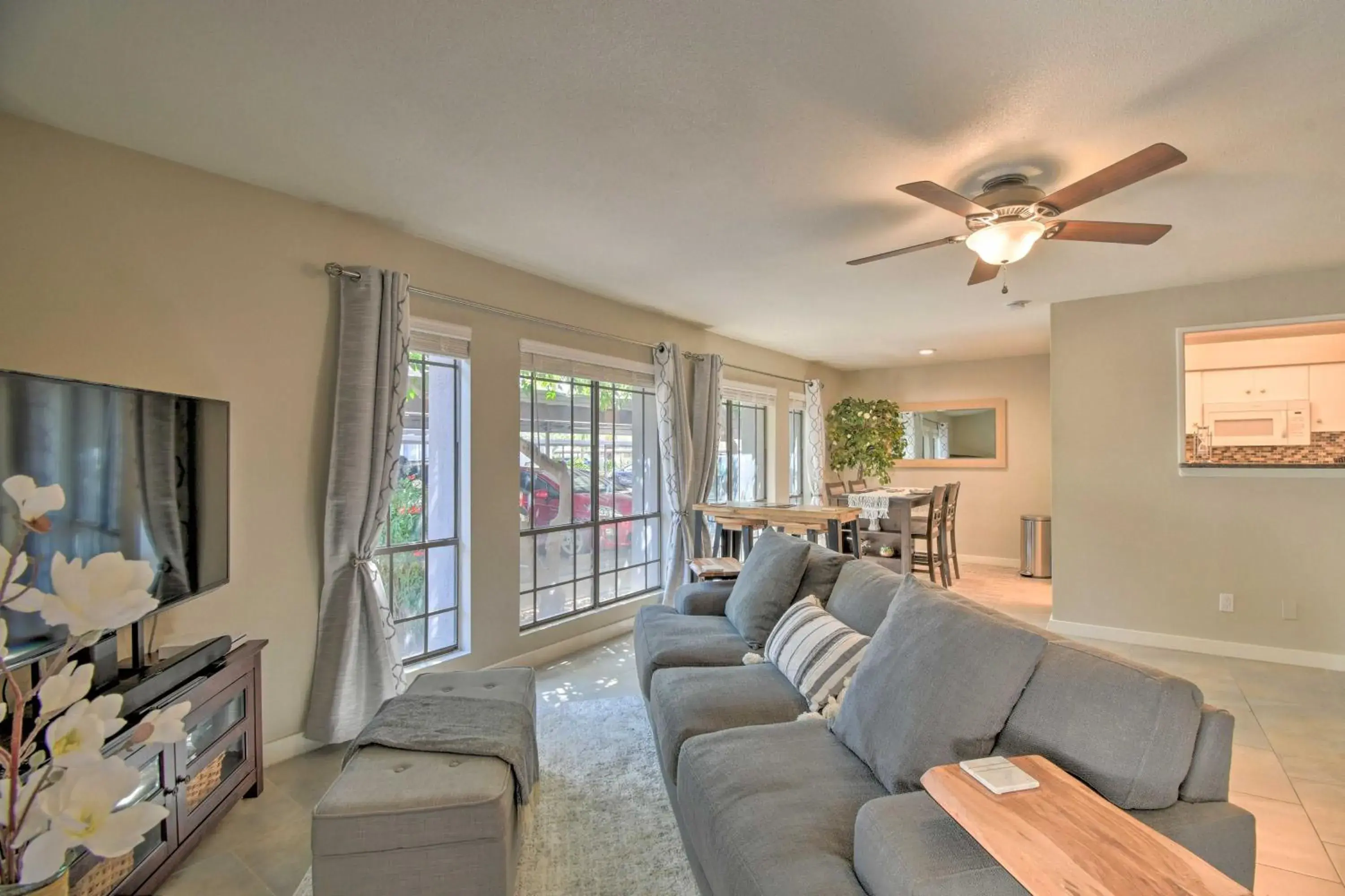 Sleek Phoenix Condo Walk to Biltmore Fashion Park Sleek Phoenix Condo Walk to Biltmore Fashion Park