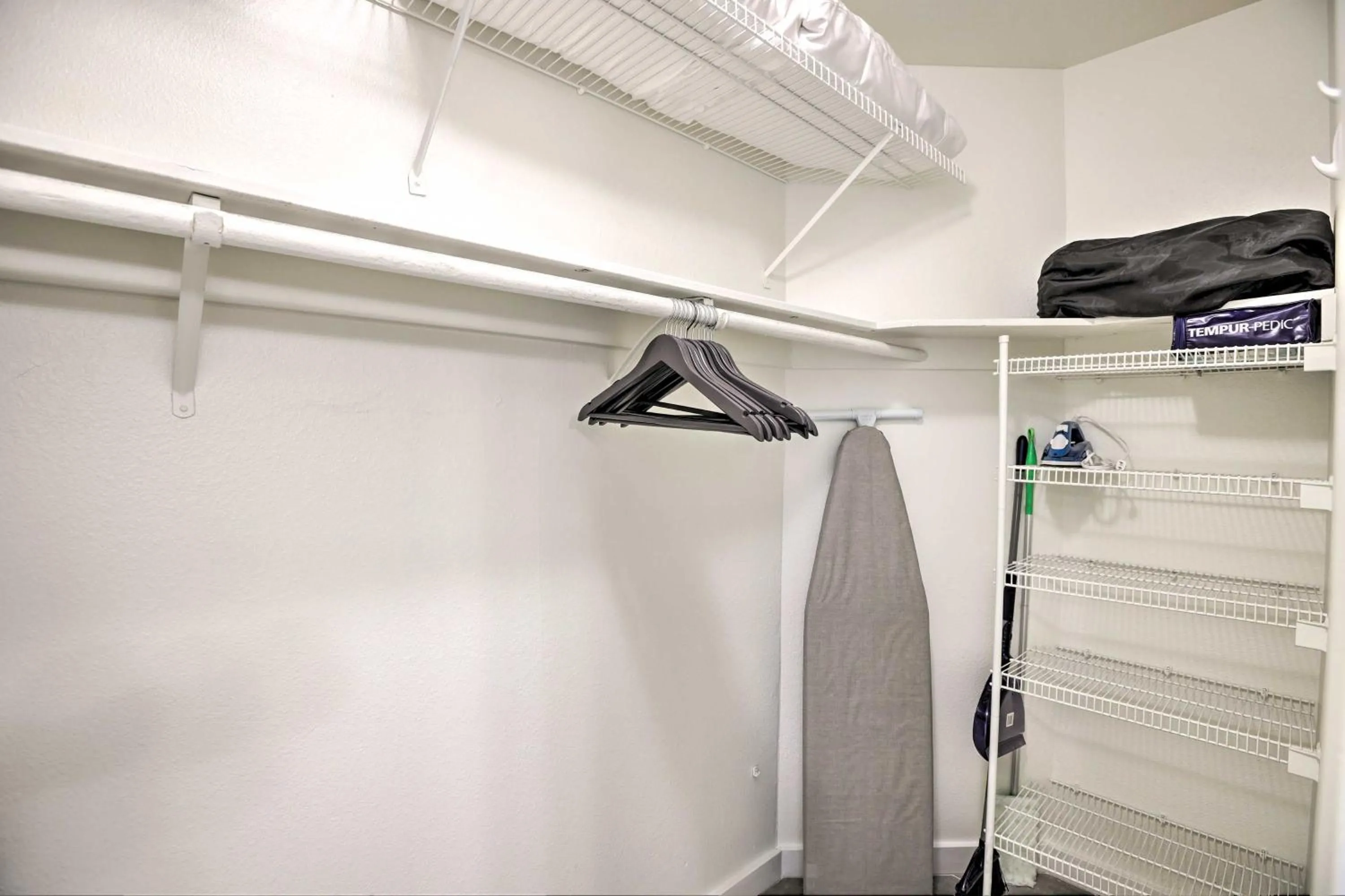 Sleek Phoenix Condo Walk to Biltmore Fashion Park