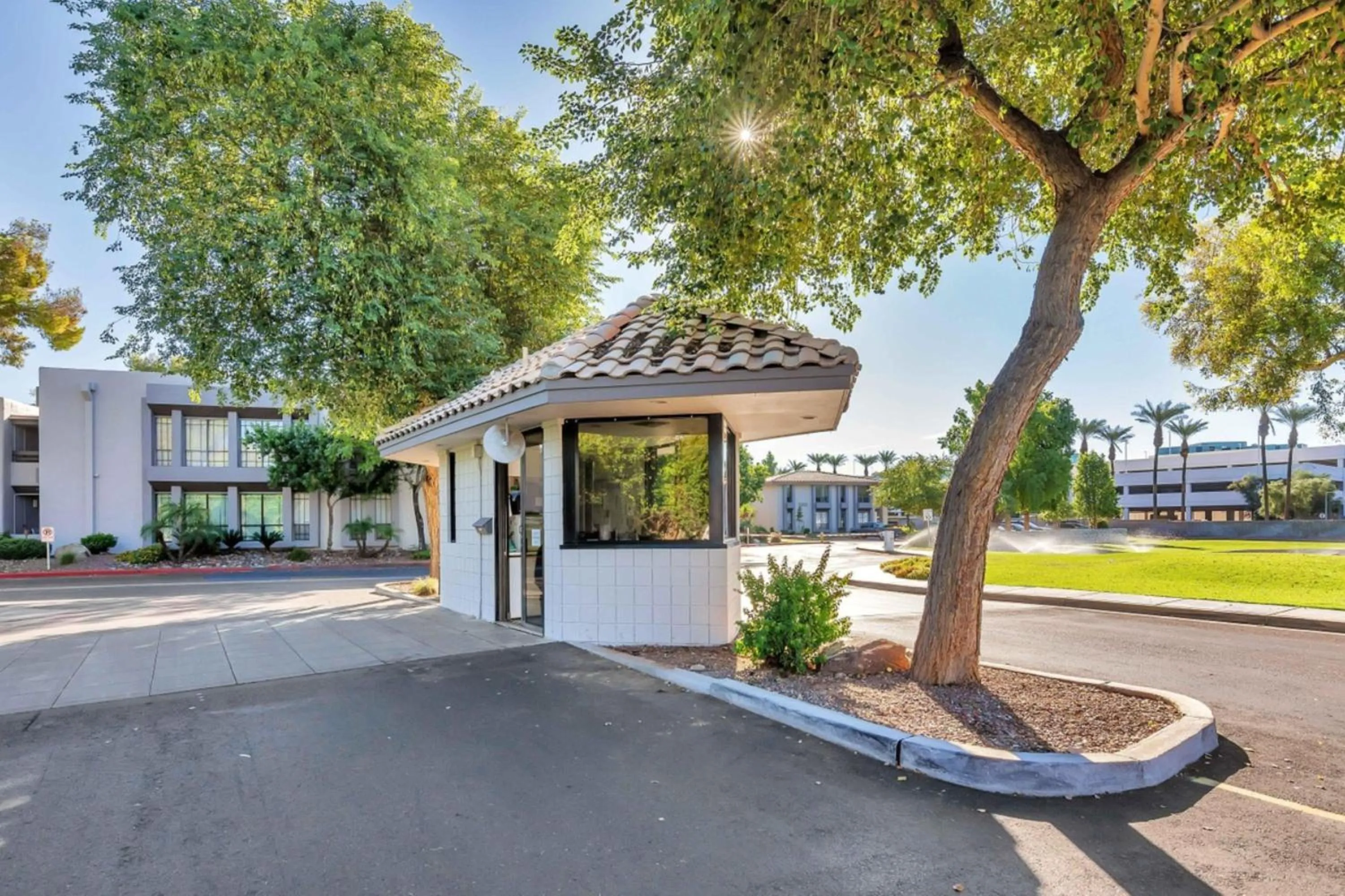 Sleek Phoenix Condo Walk to Biltmore Fashion Park