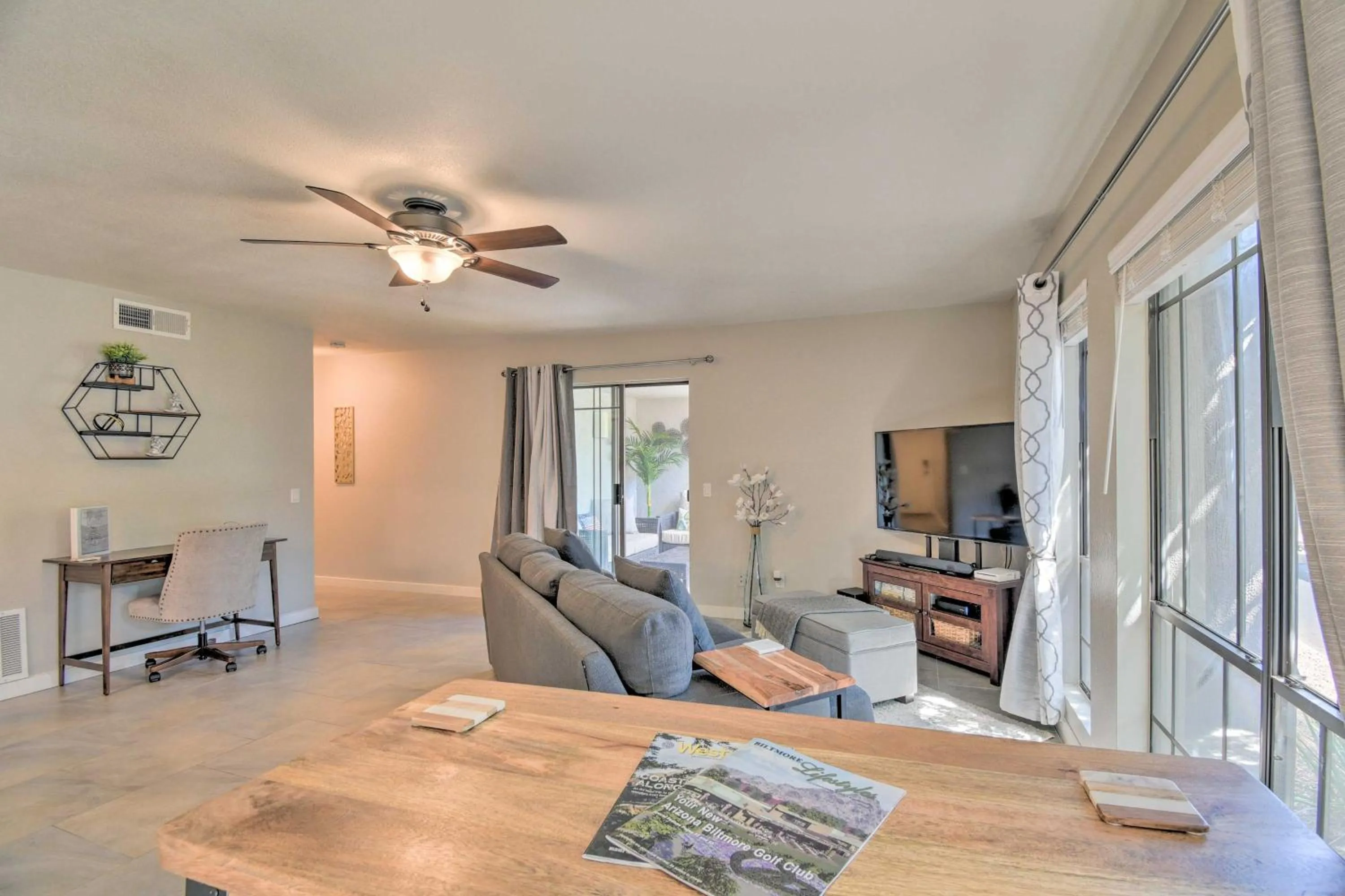 Sleek Phoenix Condo Walk to Biltmore Fashion Park