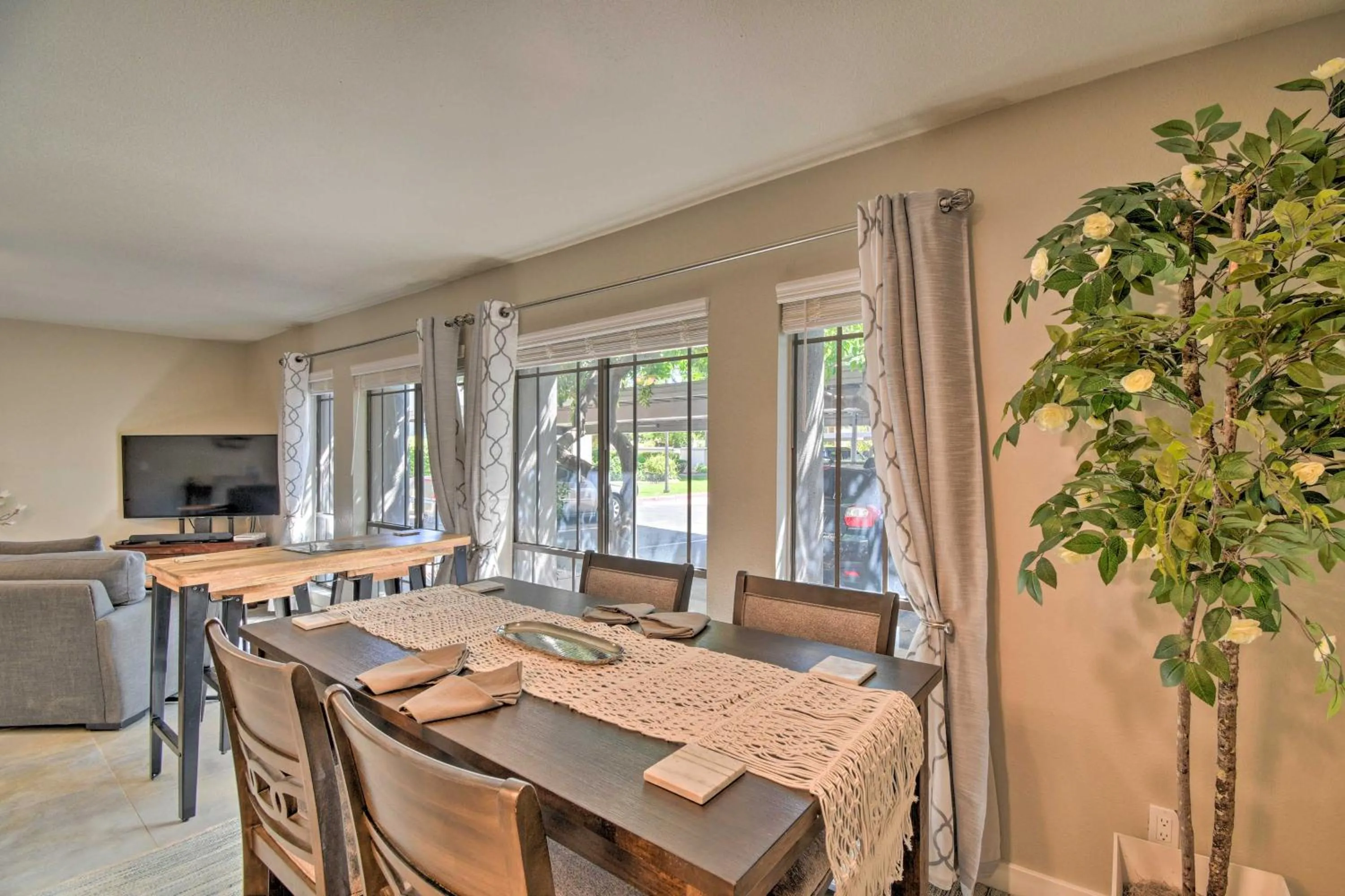 Sleek Phoenix Condo Walk to Biltmore Fashion Park