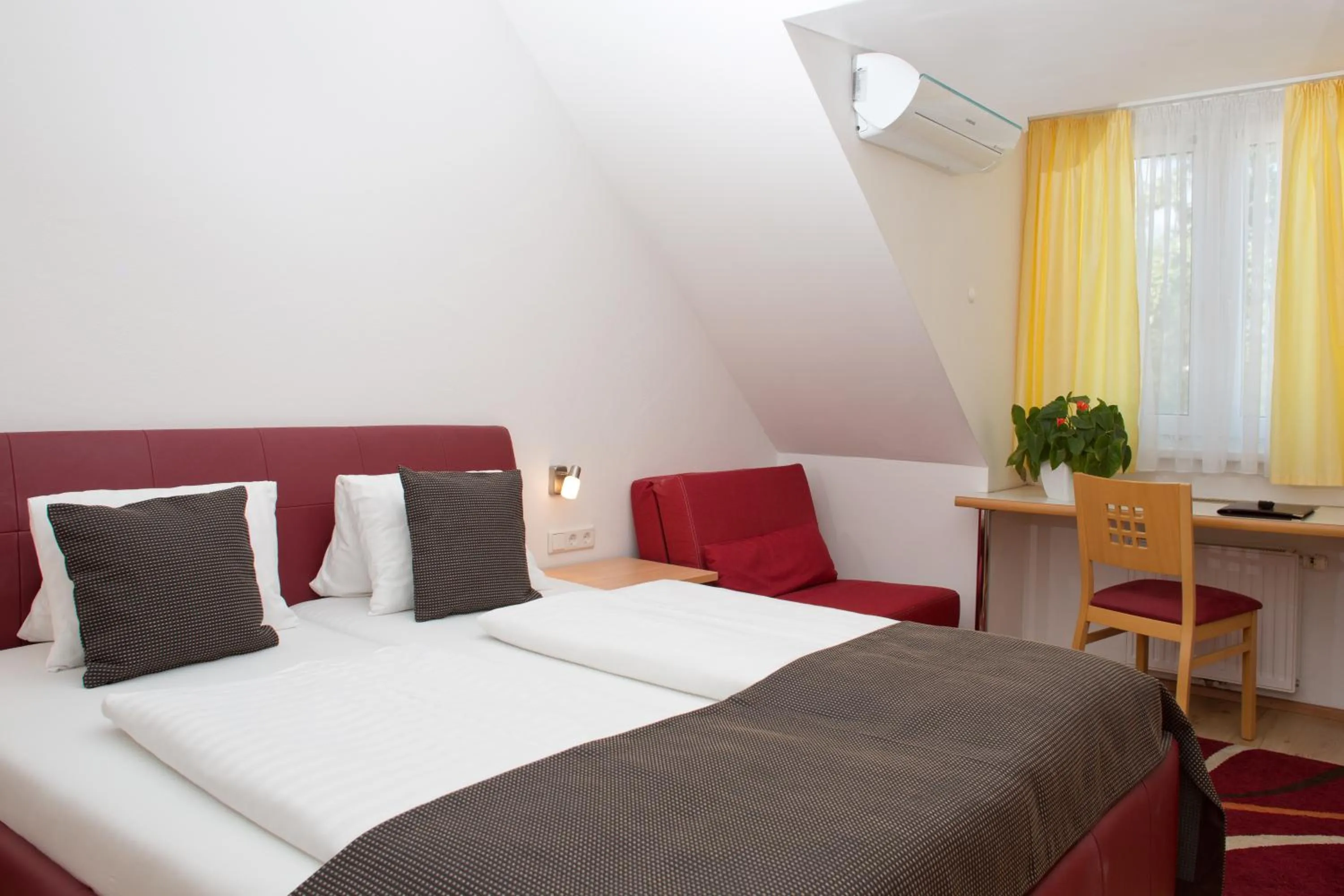 Photo of the whole room, Bed in Hotel am See Rust