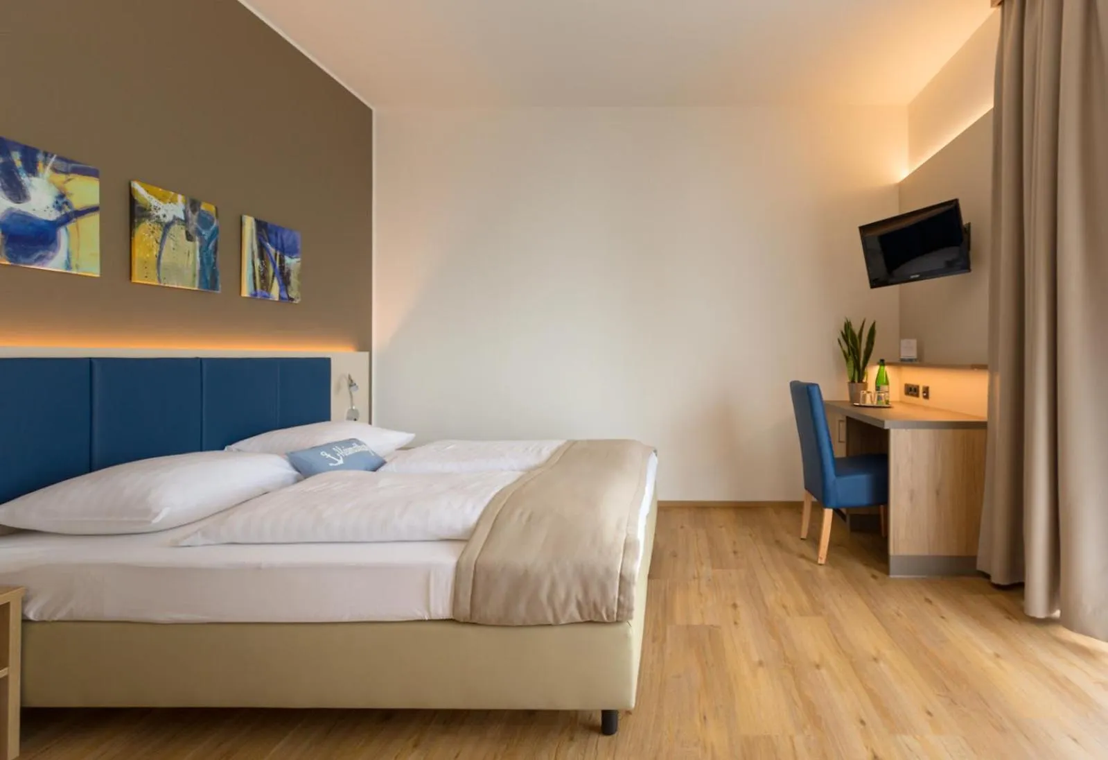 Photo of the whole room, Bed in Hotel am See Rust