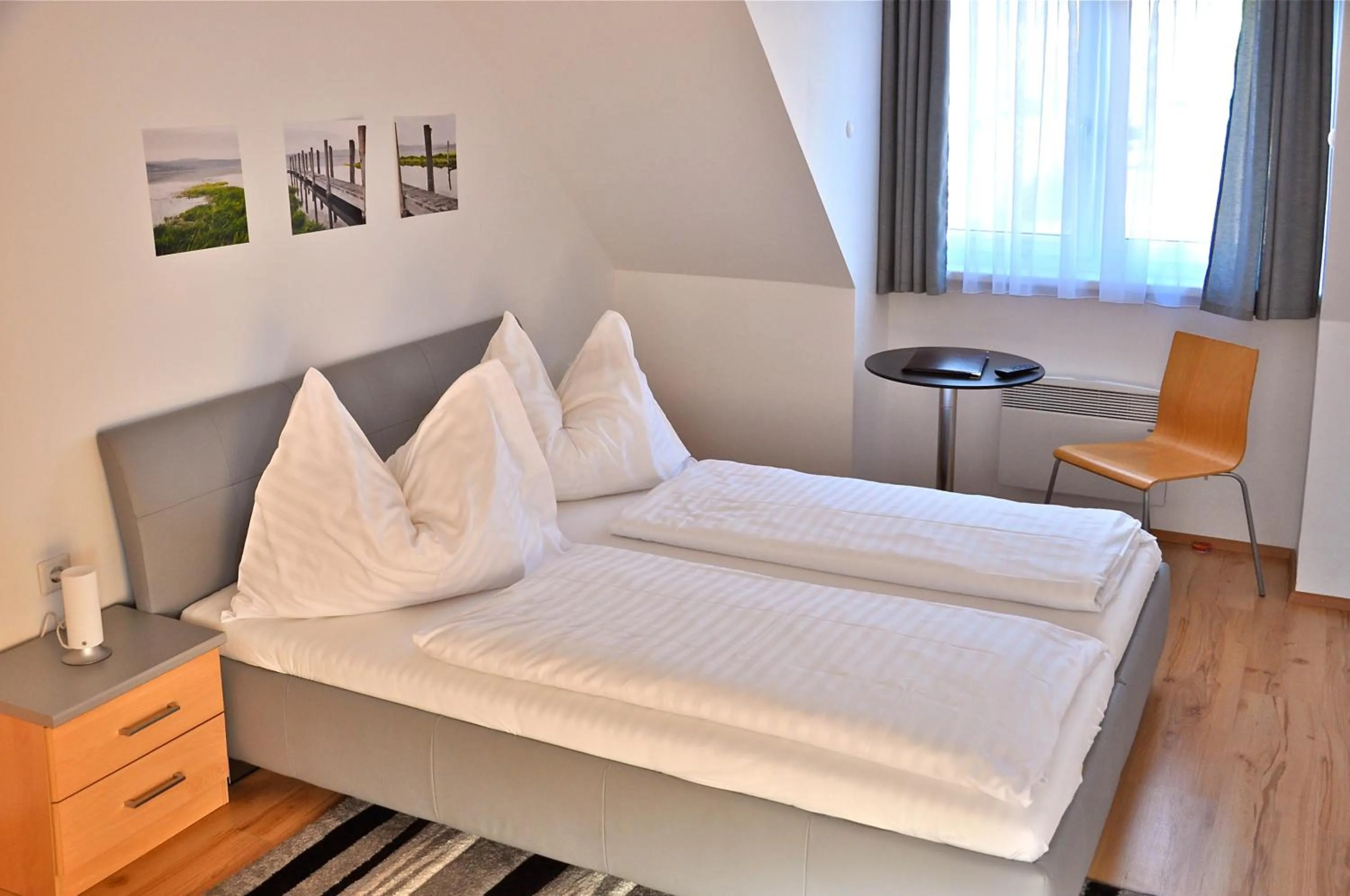 Photo of the whole room, Bed in Hotel am See Rust