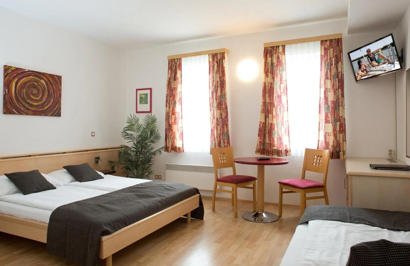 Photo of the whole room, Bed in Hotel am See Rust