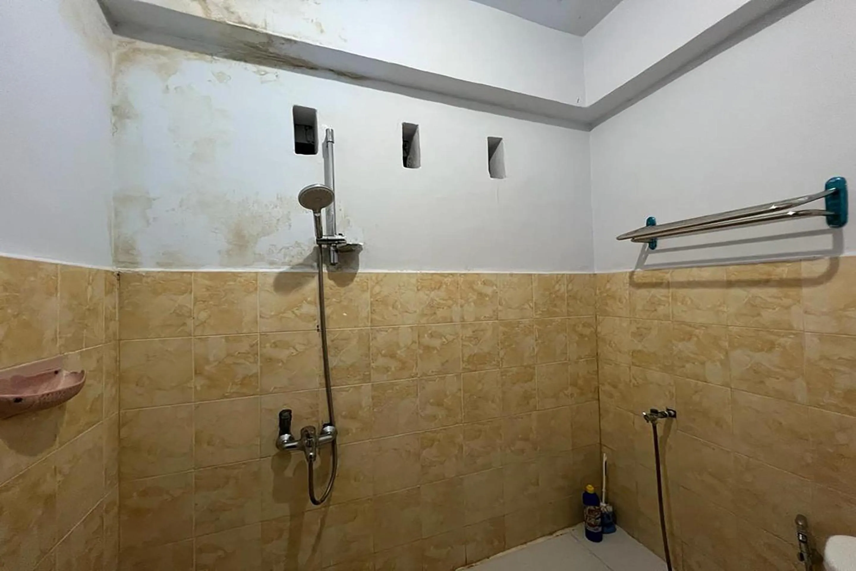 Bathroom in Hotel O Surya HotelNearTaman Anggrek Pkk Watansoppeng