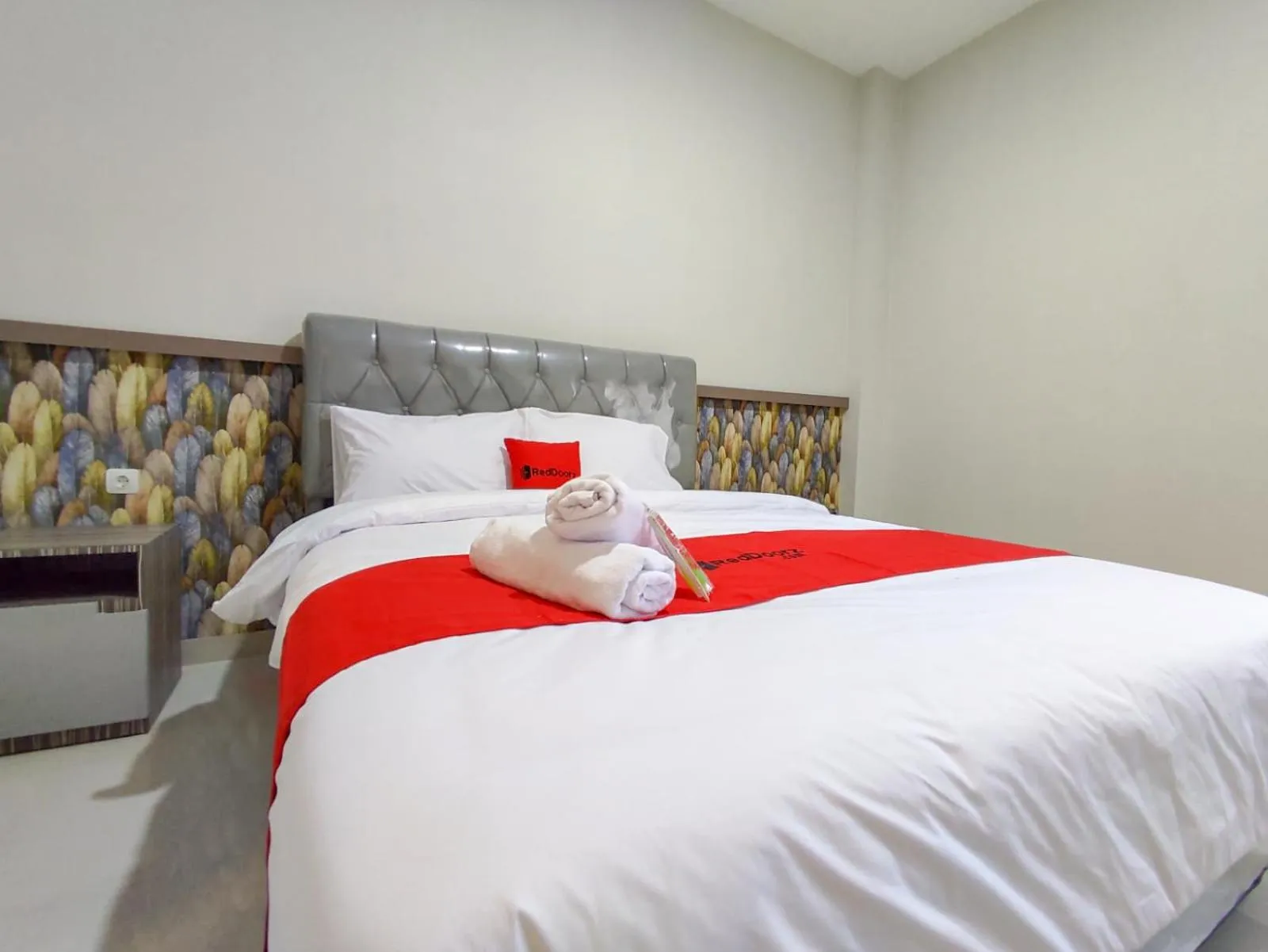 Bed in RedDoorz Syariah near GOR Satria Area