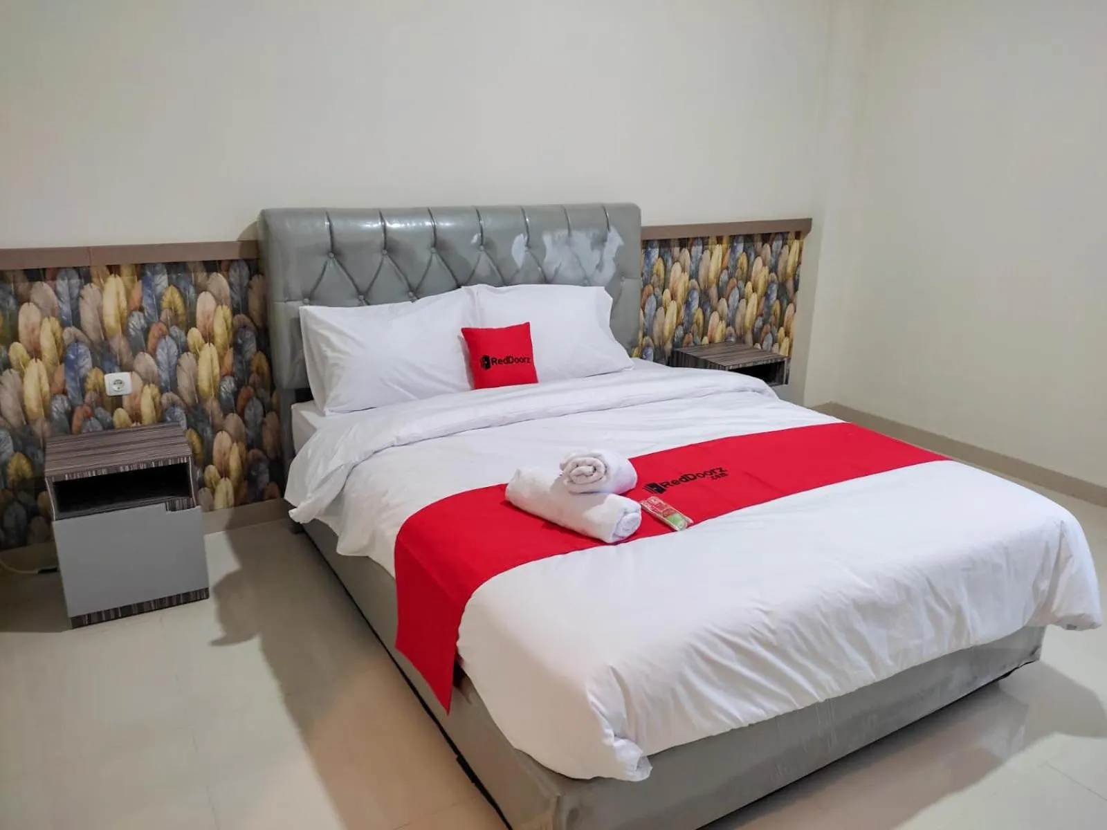 Bed in RedDoorz Syariah near GOR Satria Area