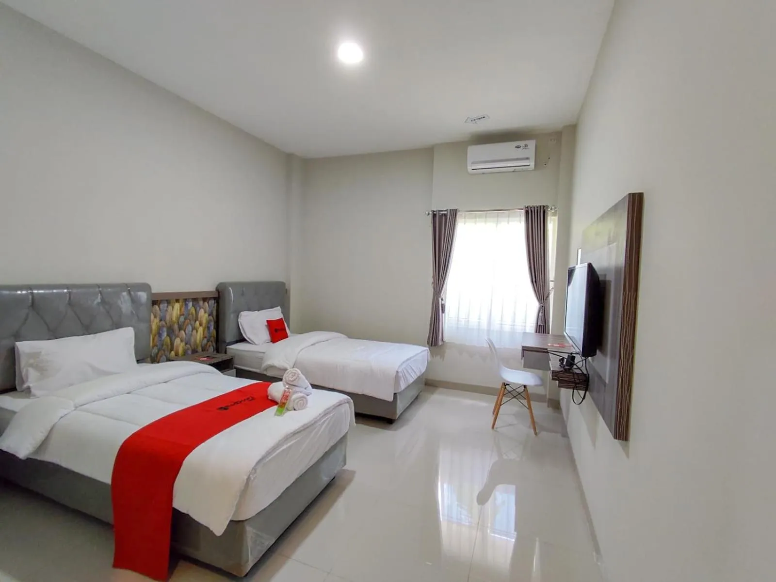 Bed in RedDoorz Syariah near GOR Satria Area