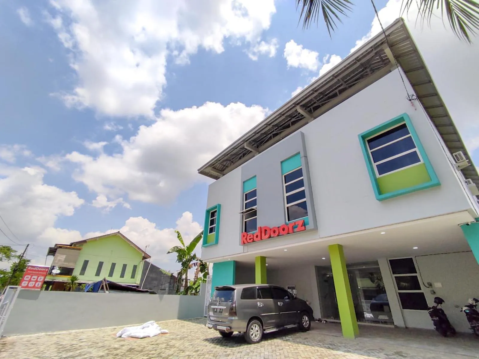 RedDoorz Syariah near GOR Satria Area