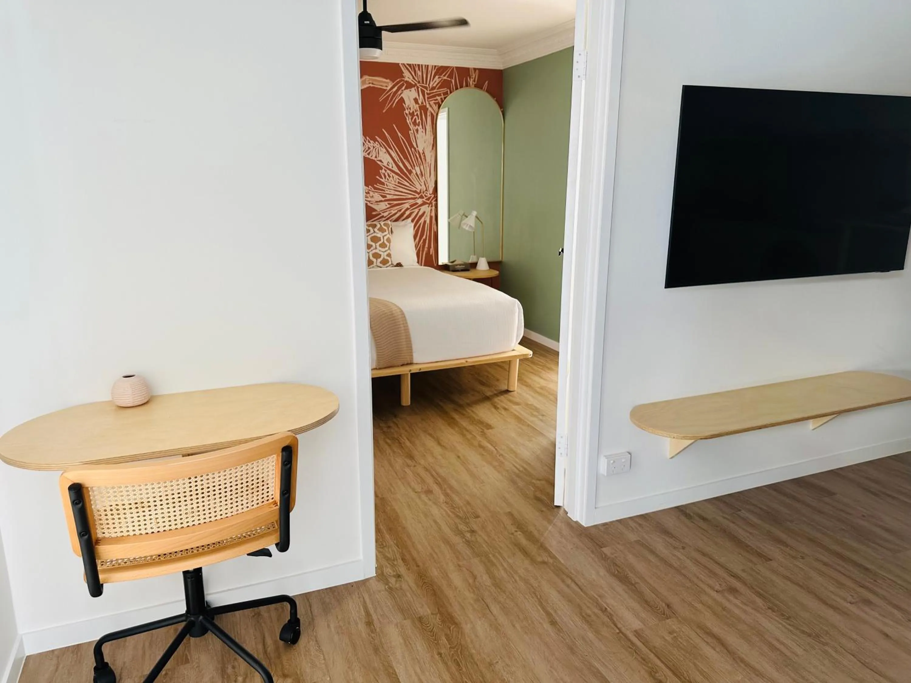 Communal lounge/ TV room, Bed in Tessa's on the Beach