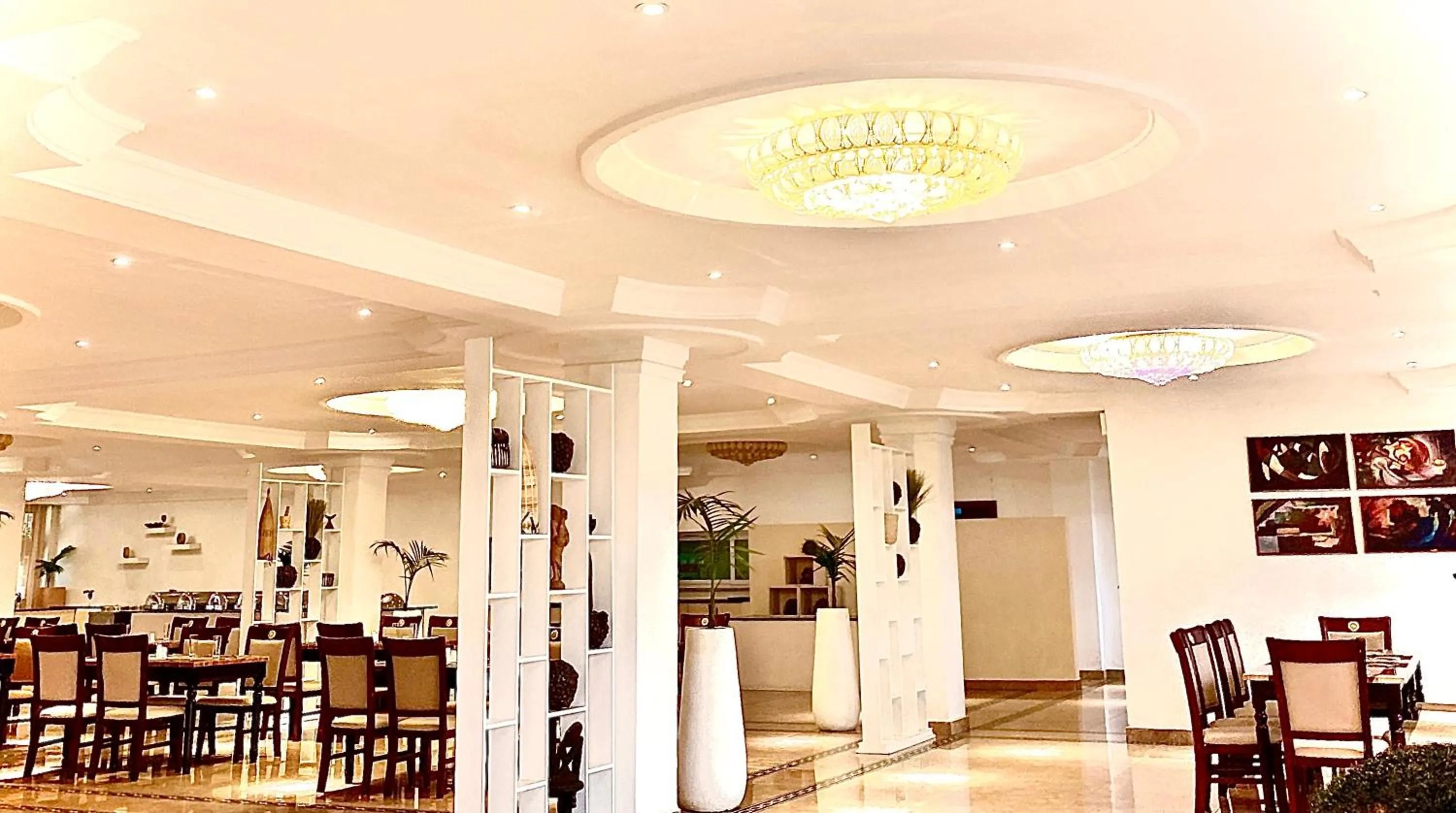 Restaurant/places to eat in De Leopol Hotel