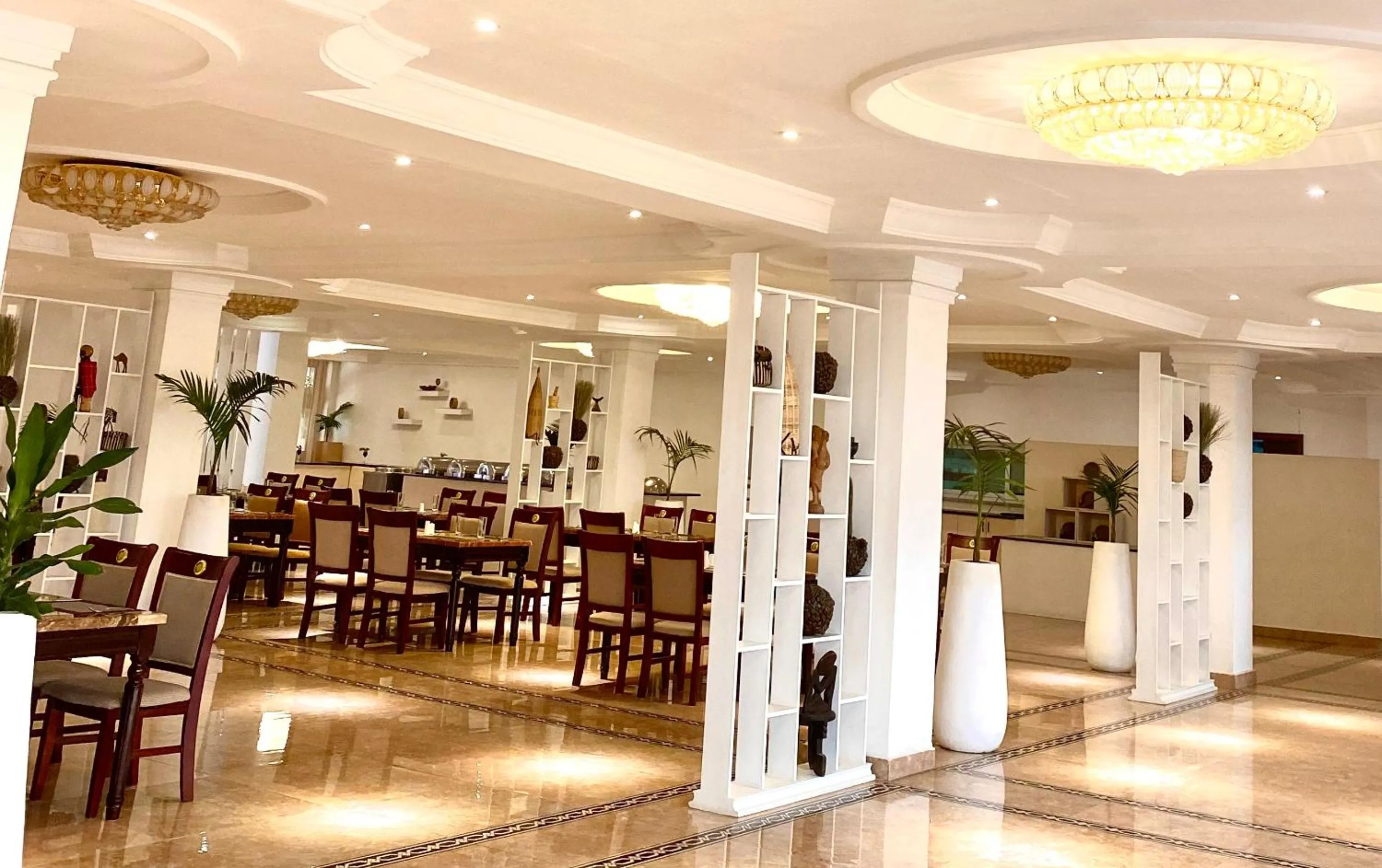 Restaurant/places to eat in De Leopol Hotel