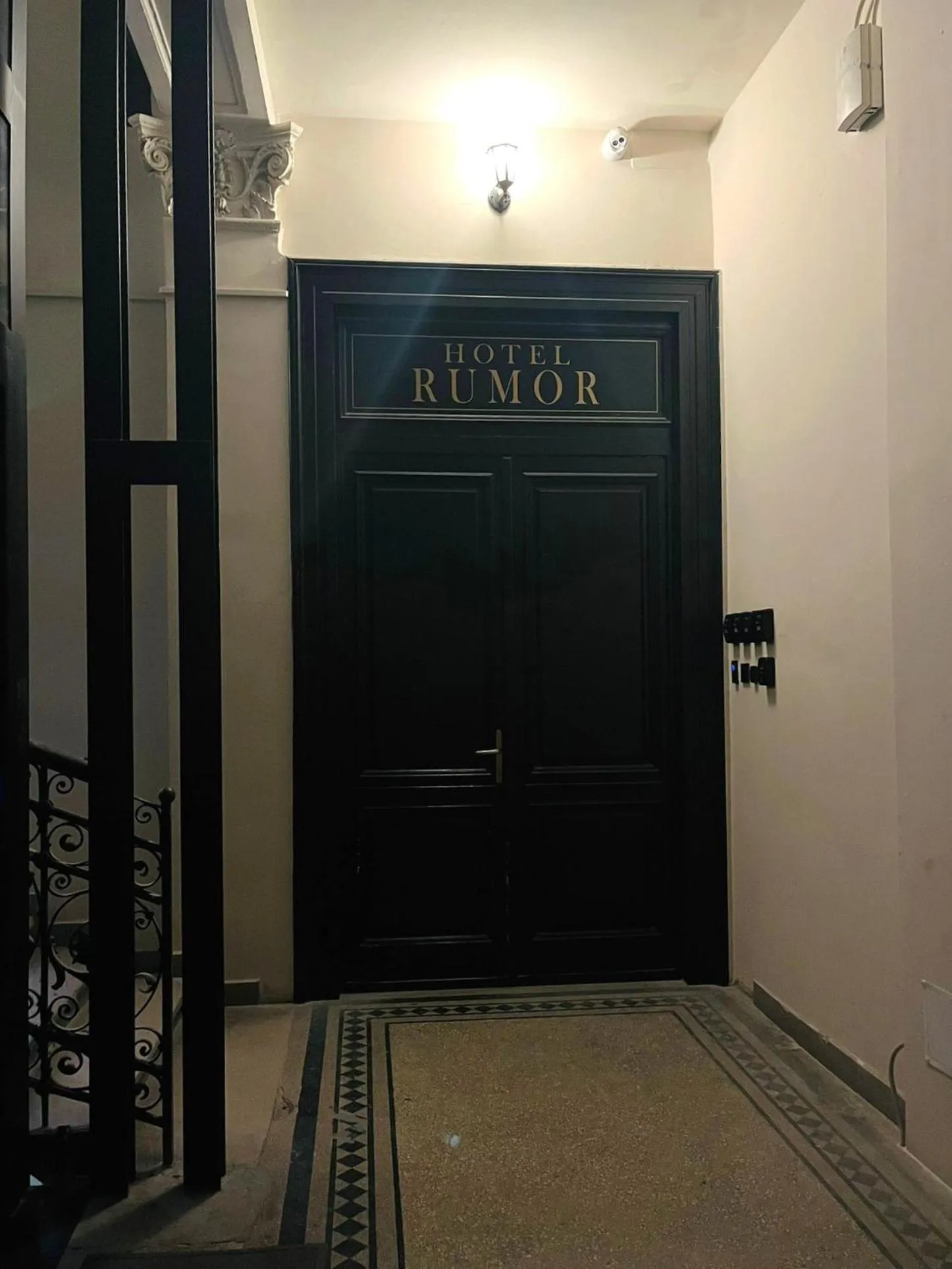 Facade/entrance in Rumor Rooms