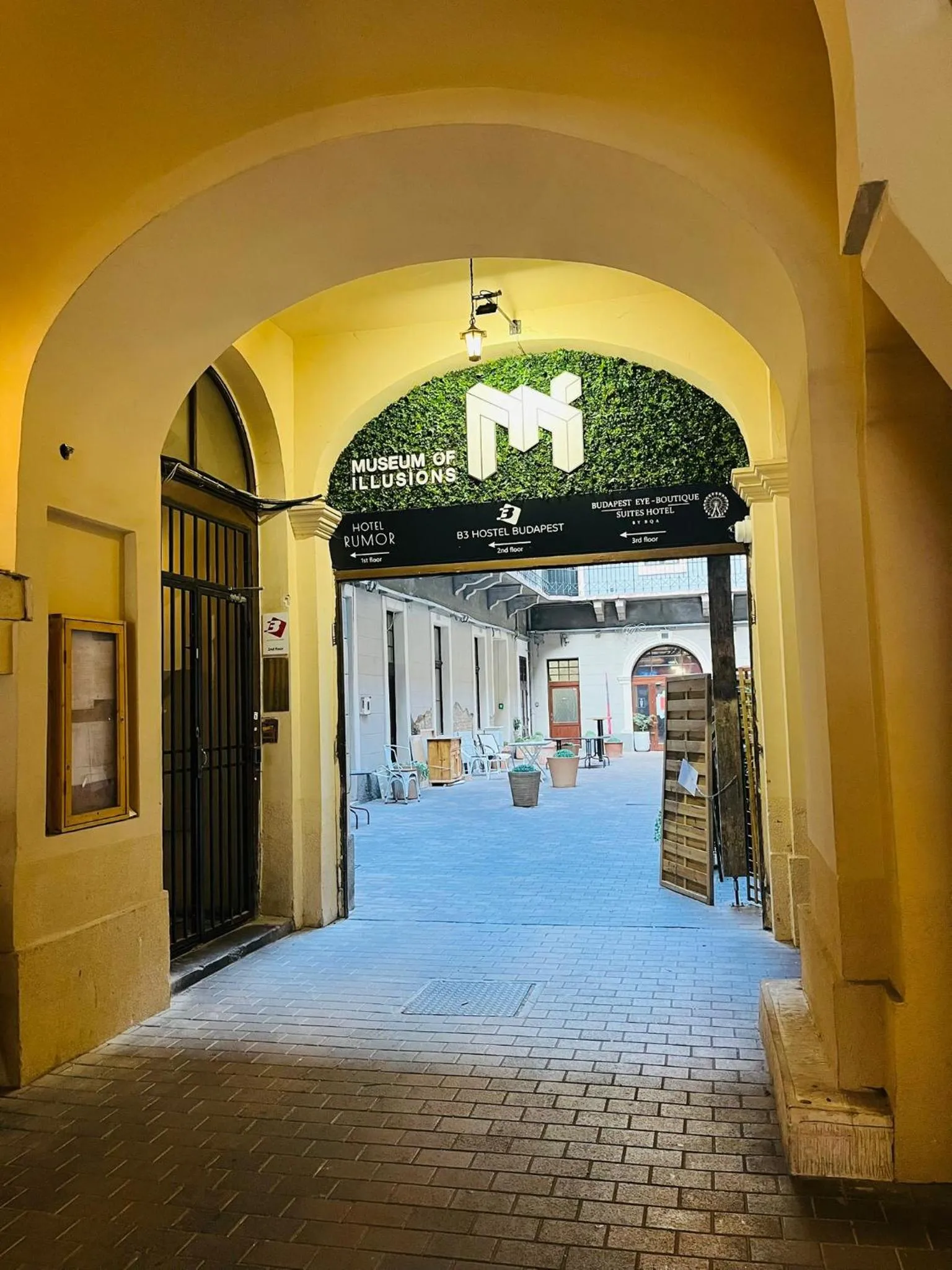 Facade/entrance in Rumor Rooms