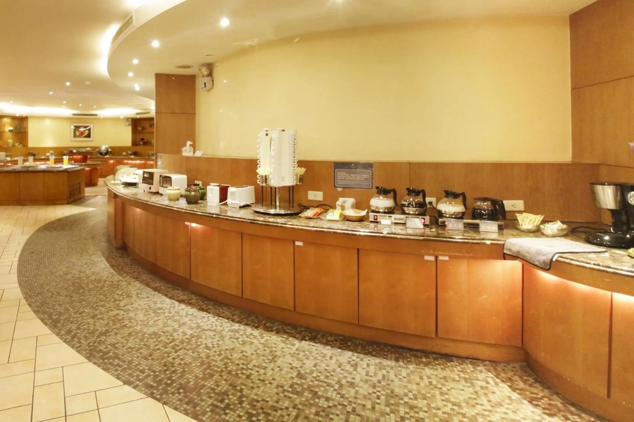 Restaurant/places to eat in Hotel Avenue