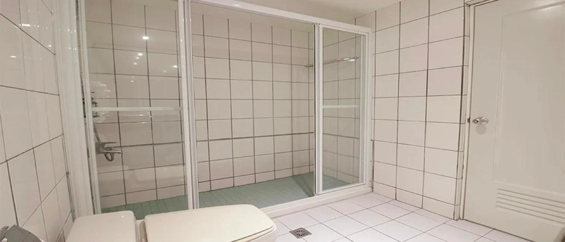 Shower in Hotel Avenue