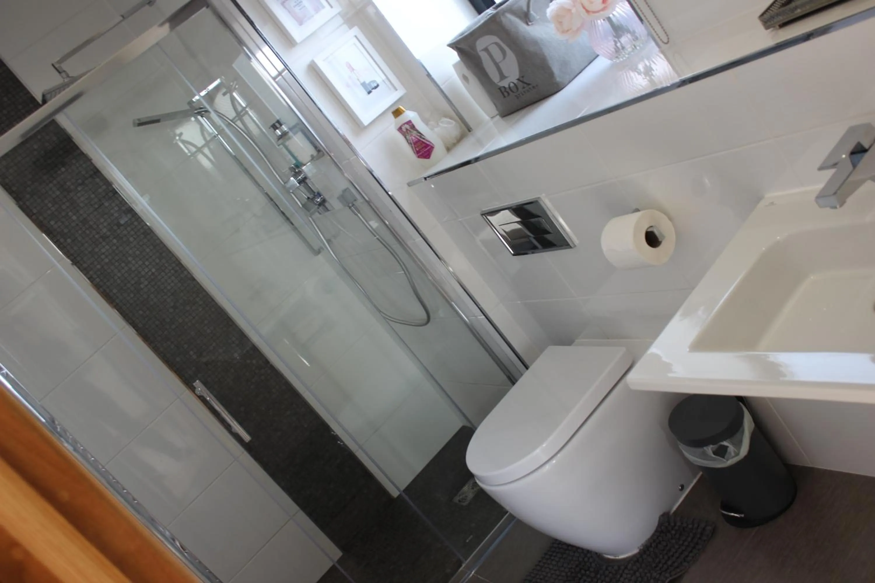 Bathroom in Seren Las, Tenby