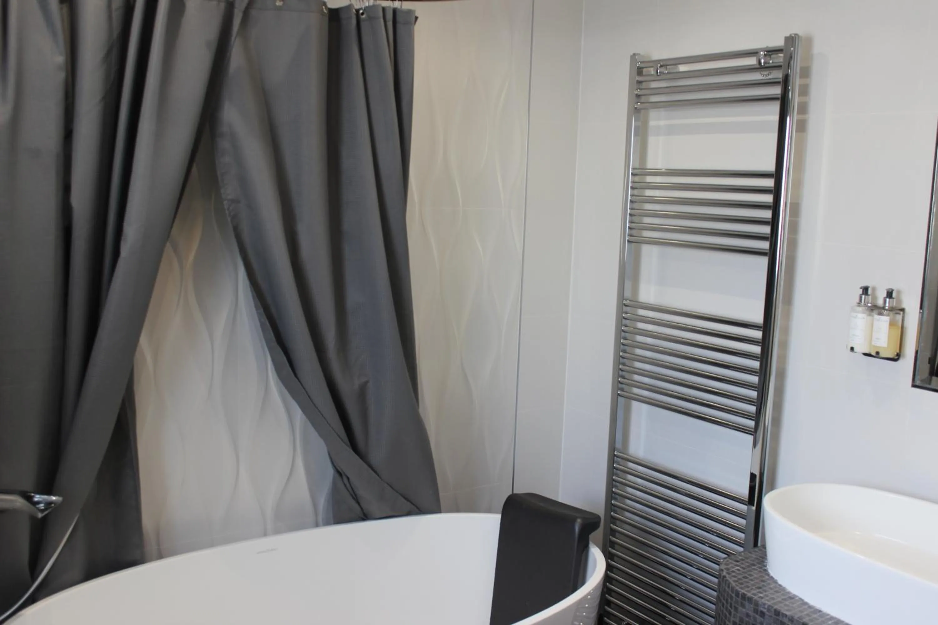 Bath in Seren Las, Tenby