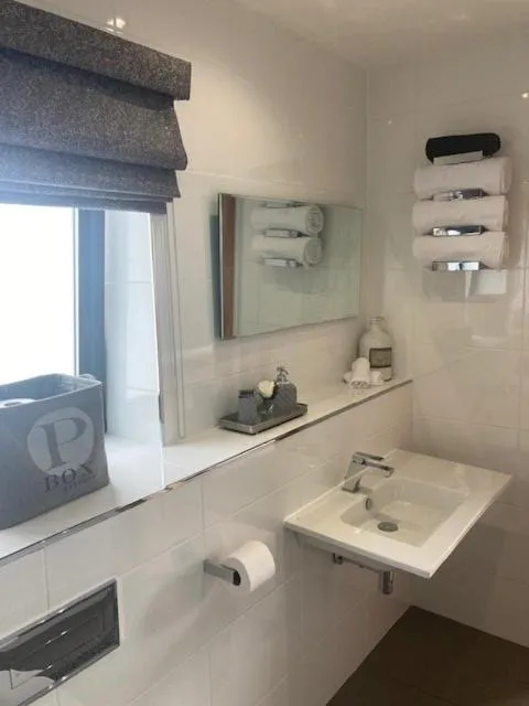 Bathroom in Seren Las, Tenby