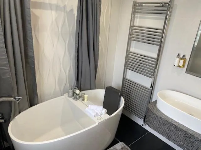 Bathroom in Seren Las, Tenby