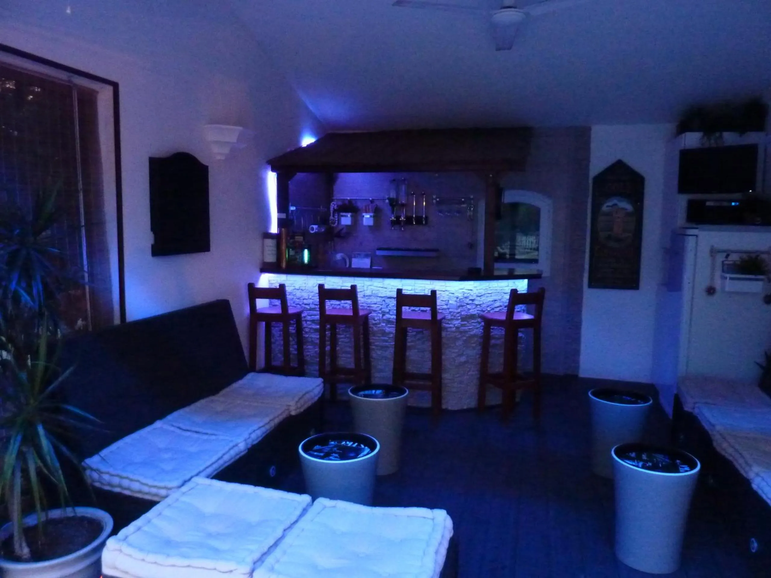 Communal lounge/ TV room in Chez Isabelle et Guy B&B