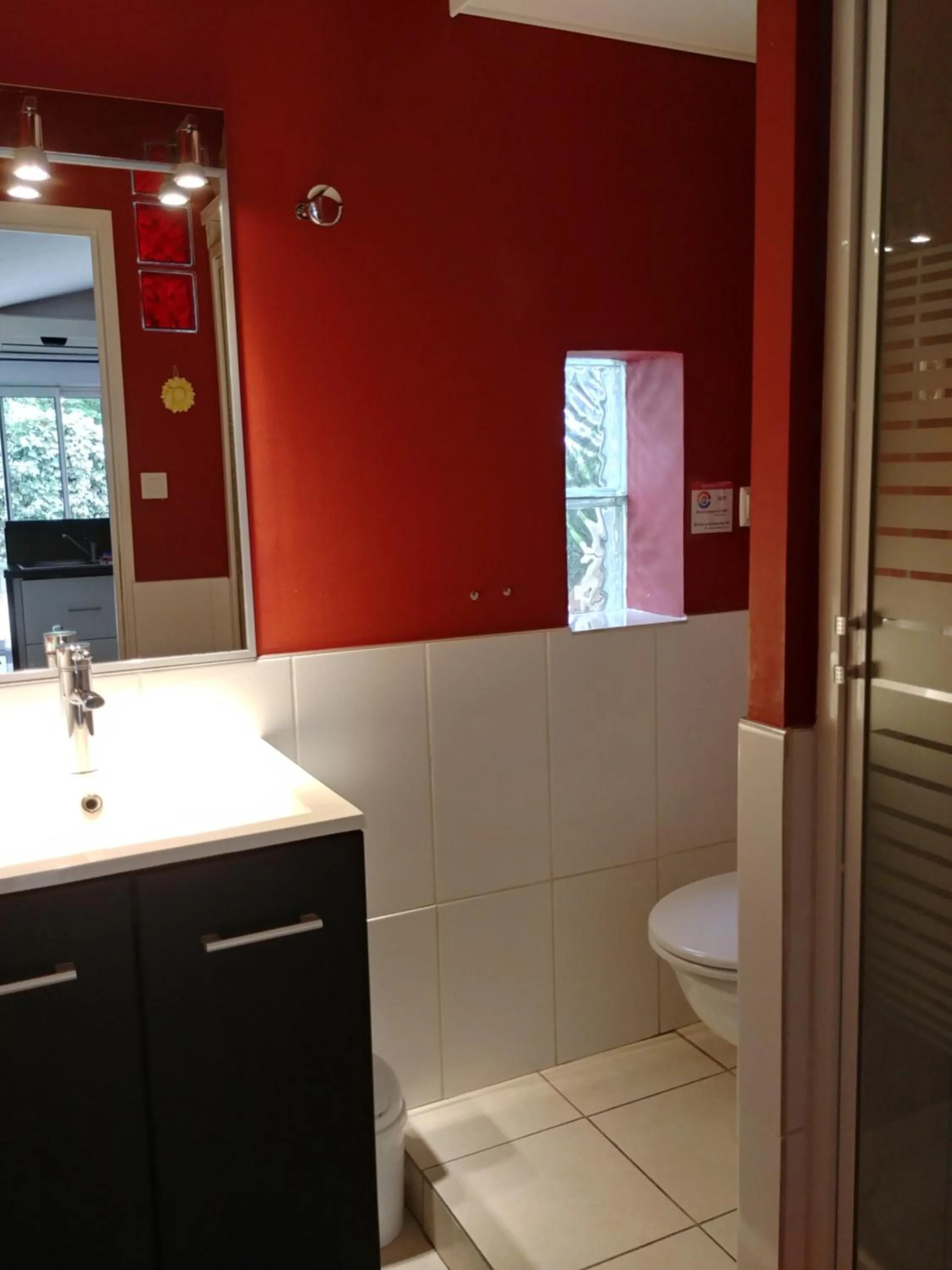 Bathroom in Chez Isabelle et Guy B&B