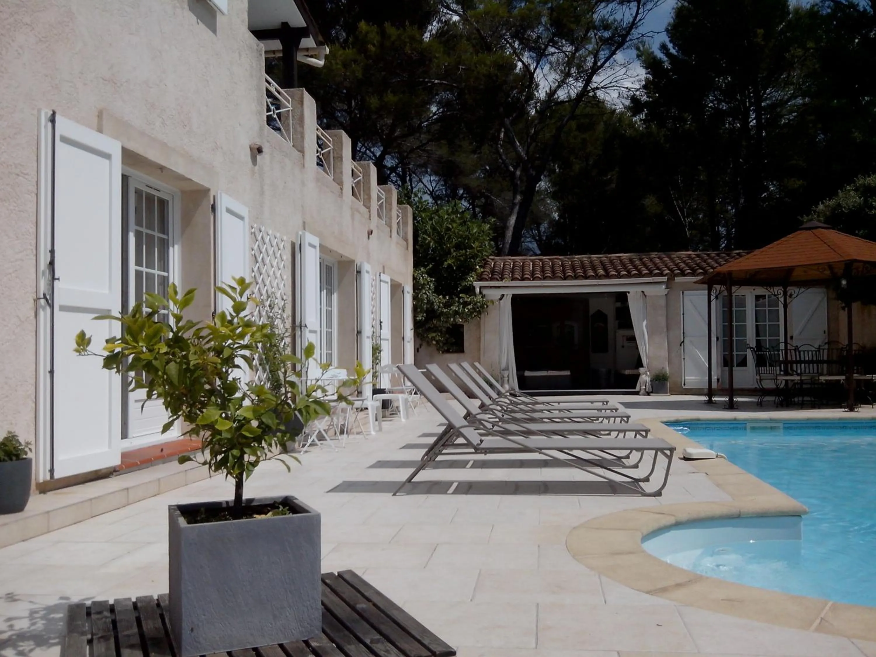 Patio in Chez Isabelle et Guy B&B