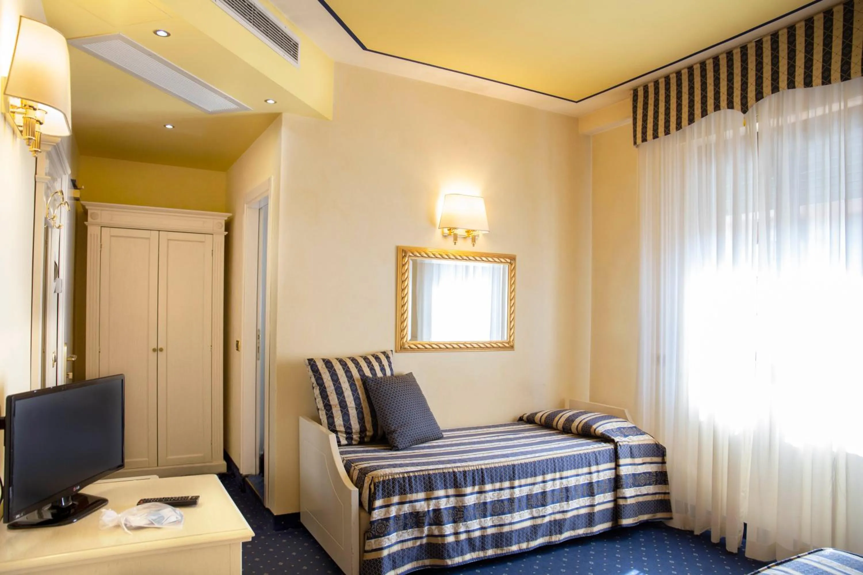 Bed in Albergo Milano