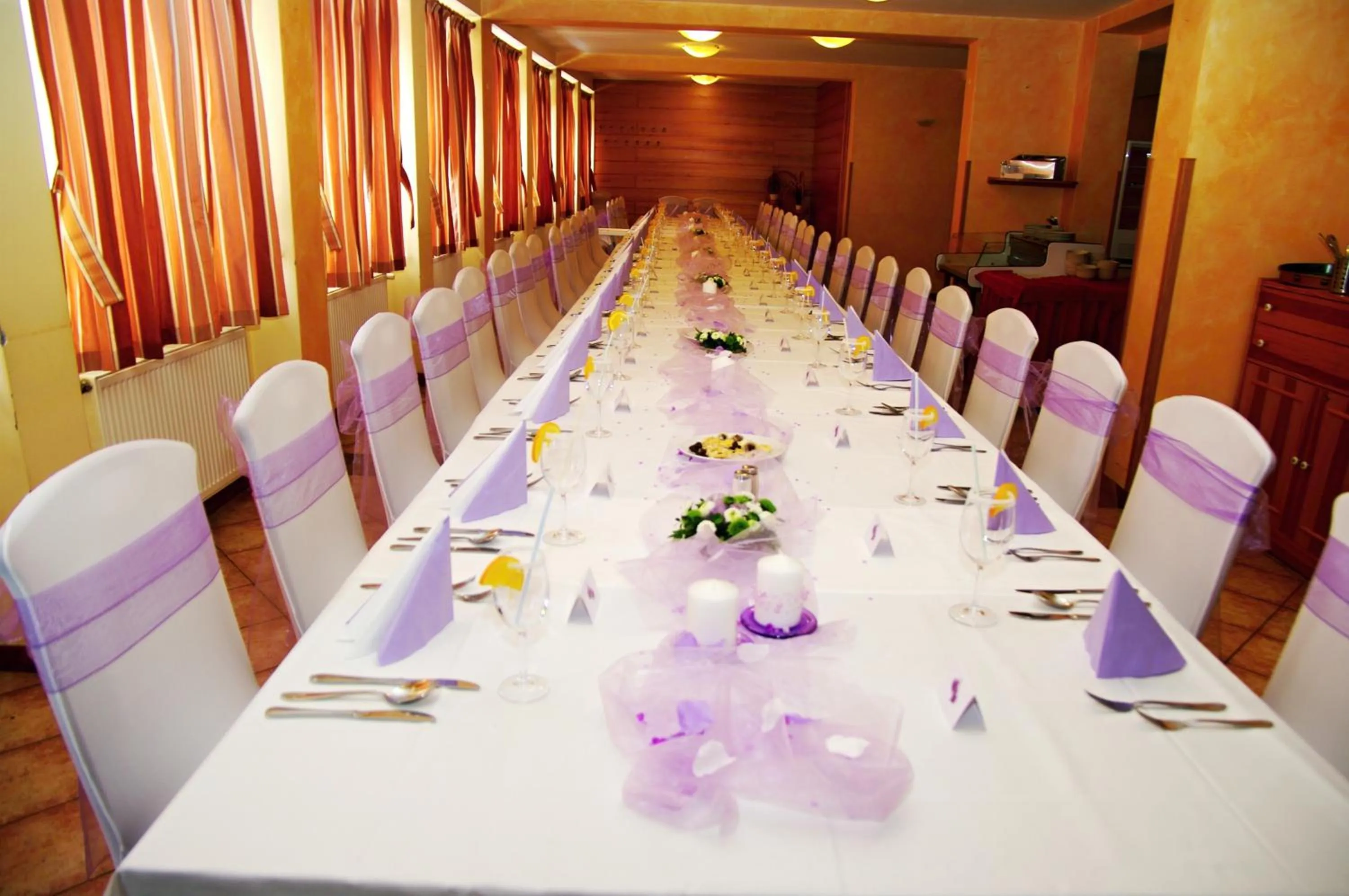 Restaurant/places to eat in Hotel Helena