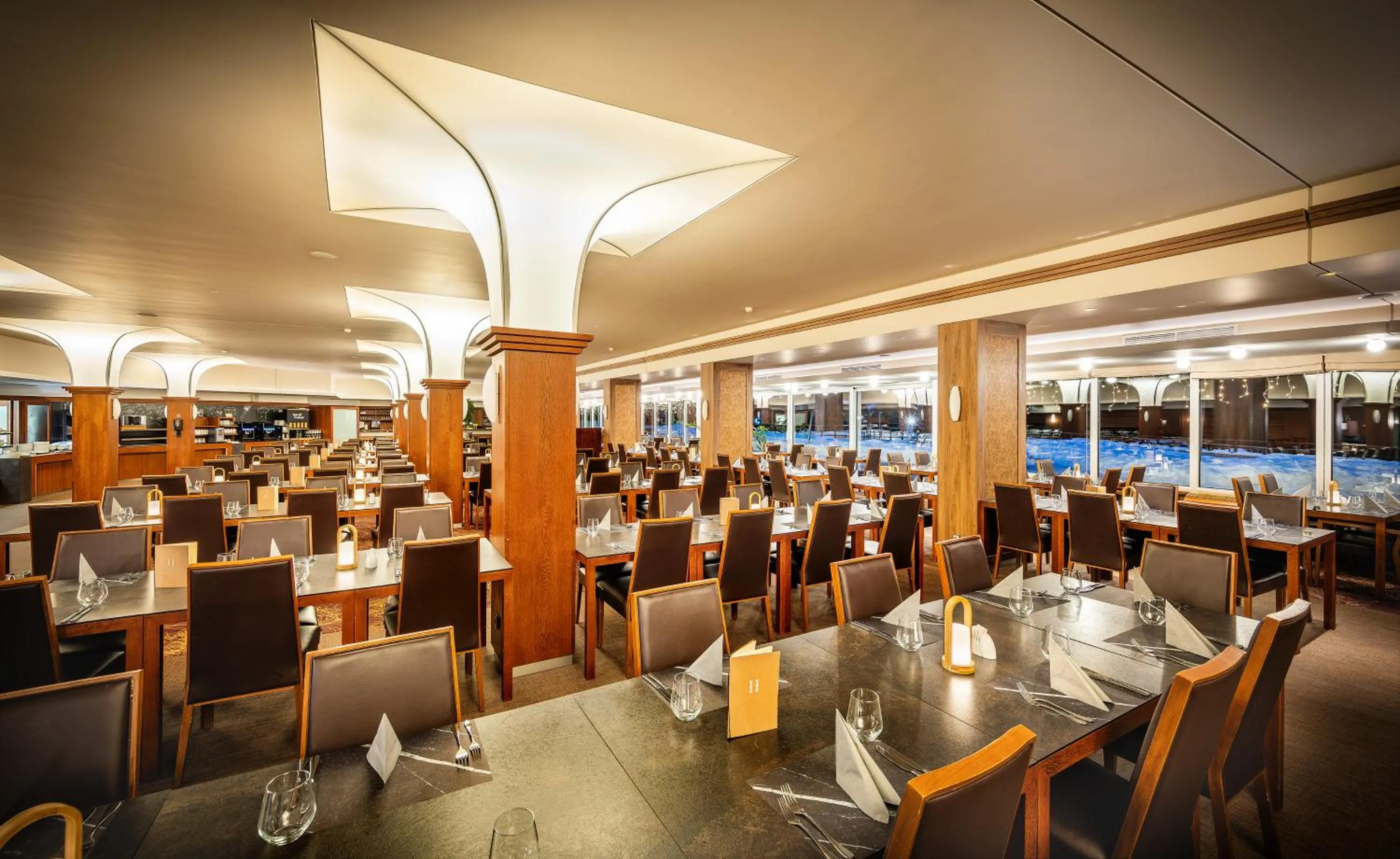 Restaurant/places to eat in Harmony Hotel