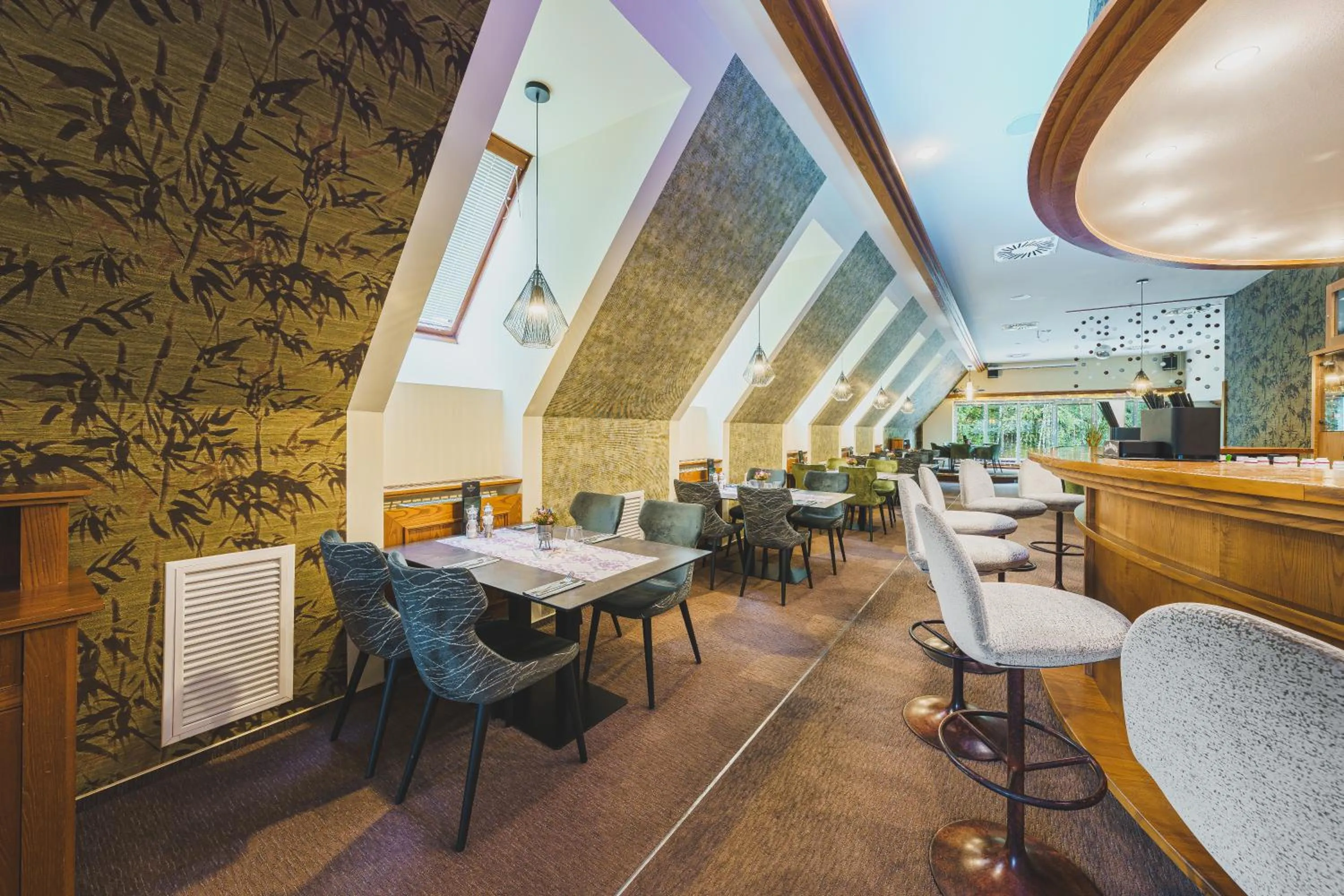 Restaurant/places to eat in Harmony Hotel