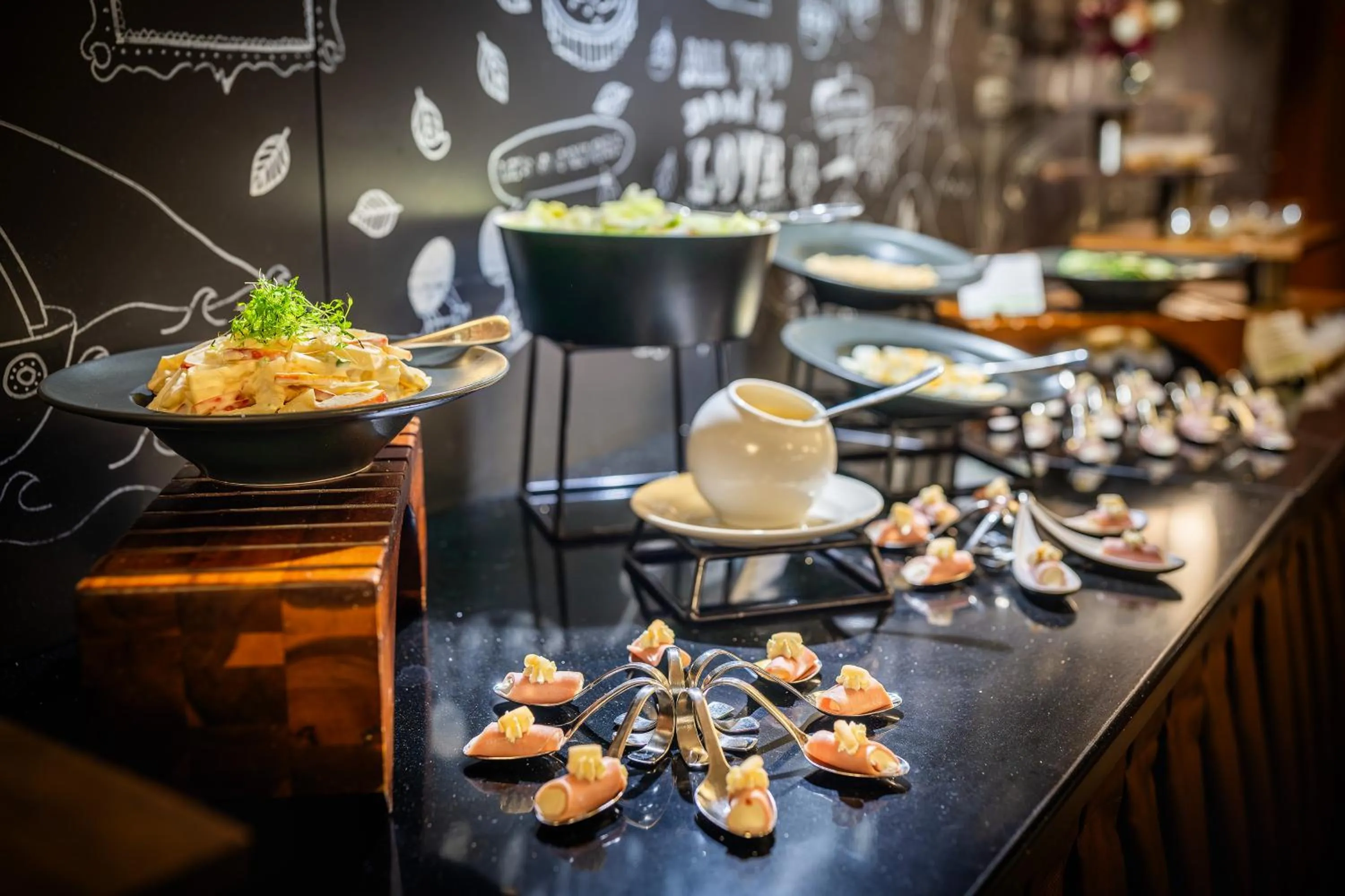 Restaurant/places to eat in Harmony Hotel