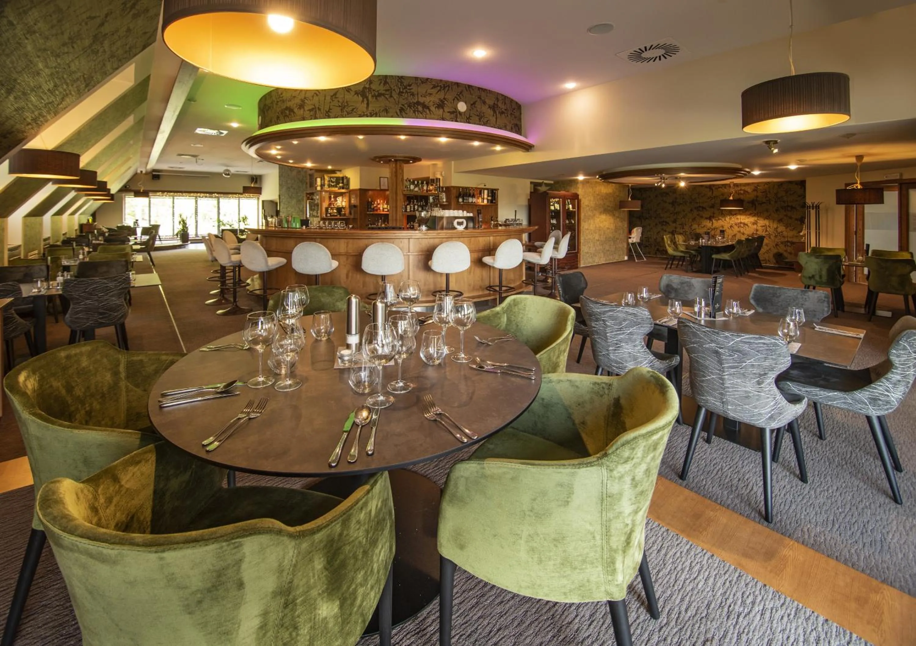 Restaurant/places to eat in Harmony Hotel