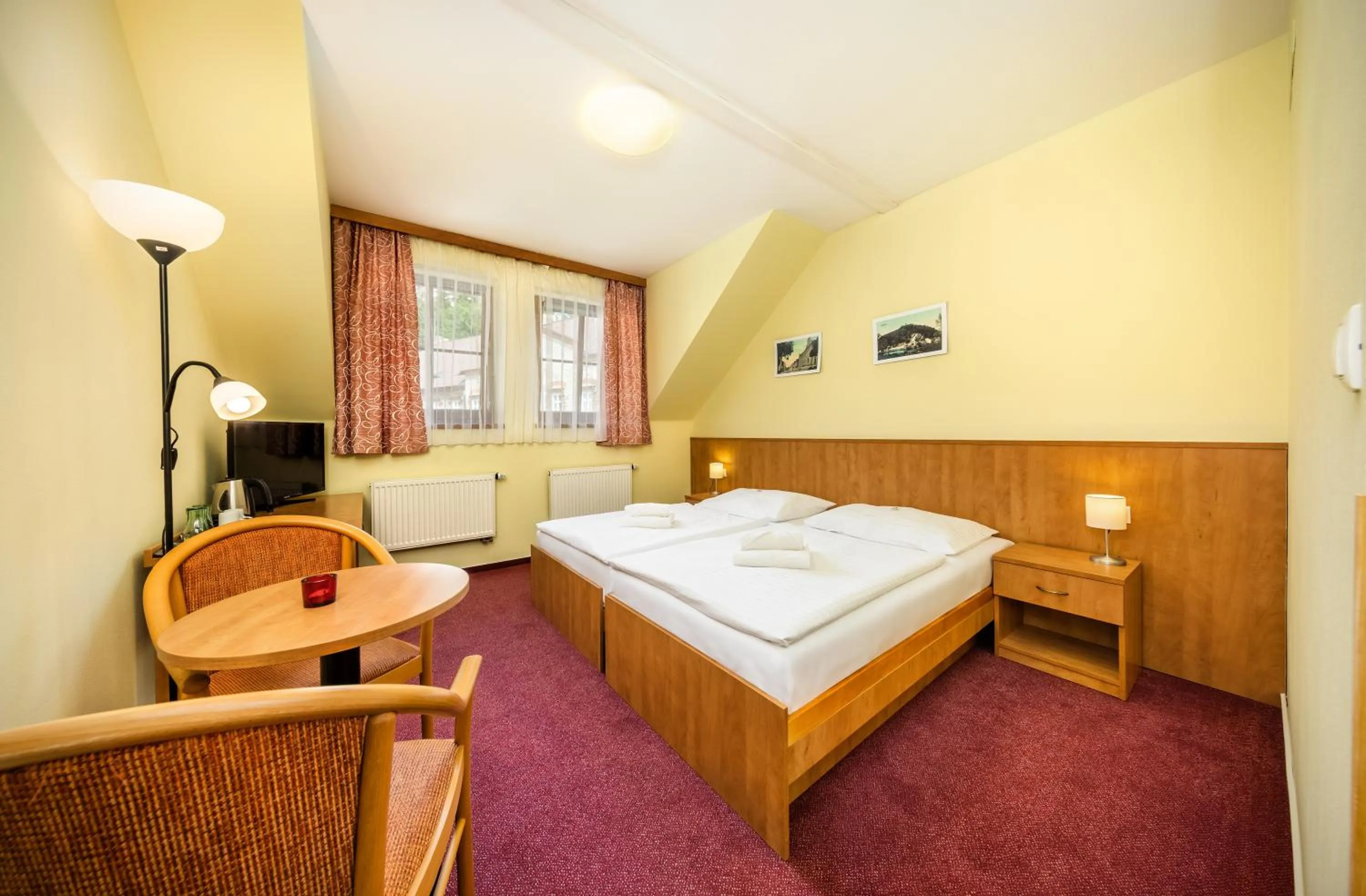 Photo of the whole room, Bed in Záviš z Falkenštejna