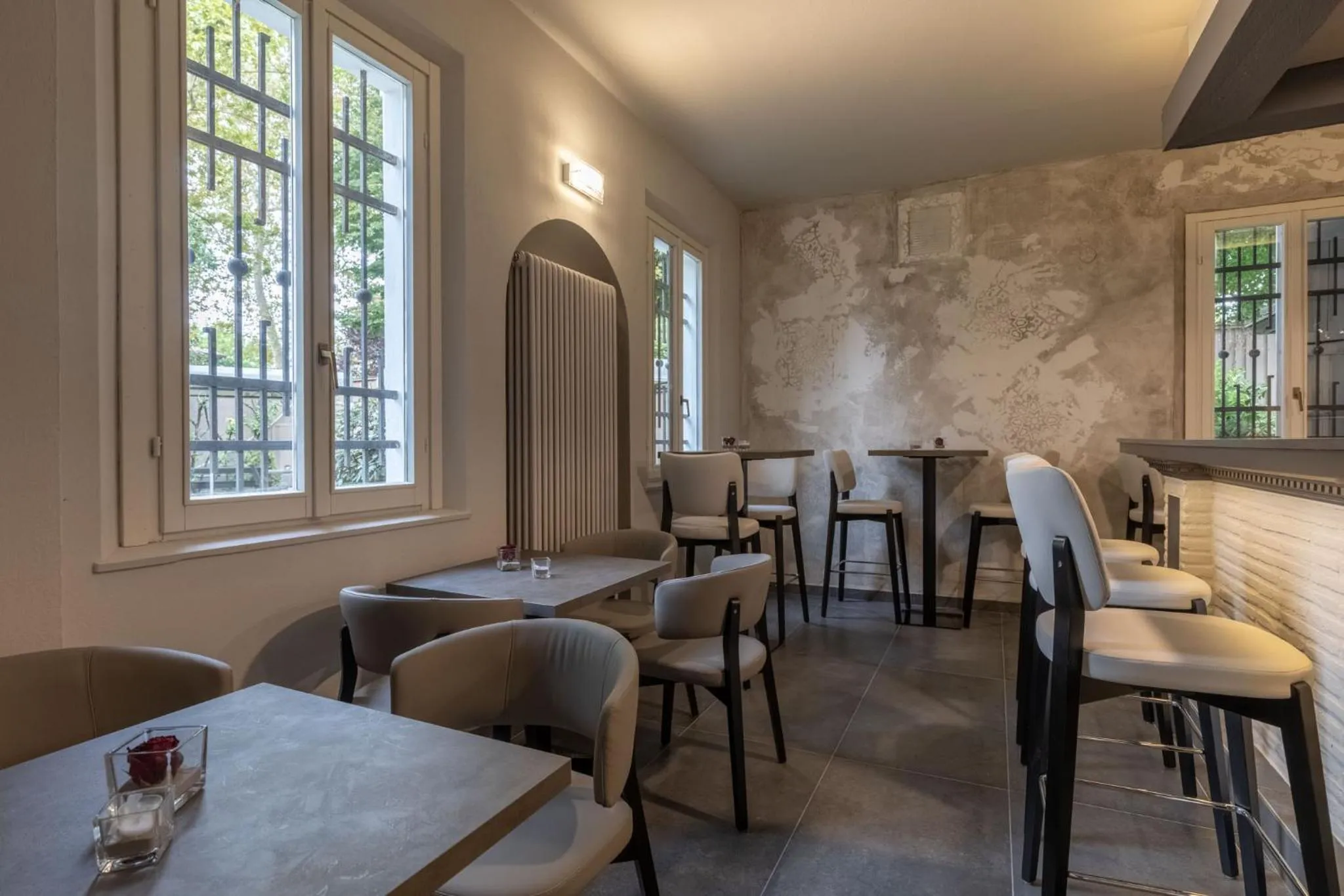 Restaurant/places to eat in Villa Petra