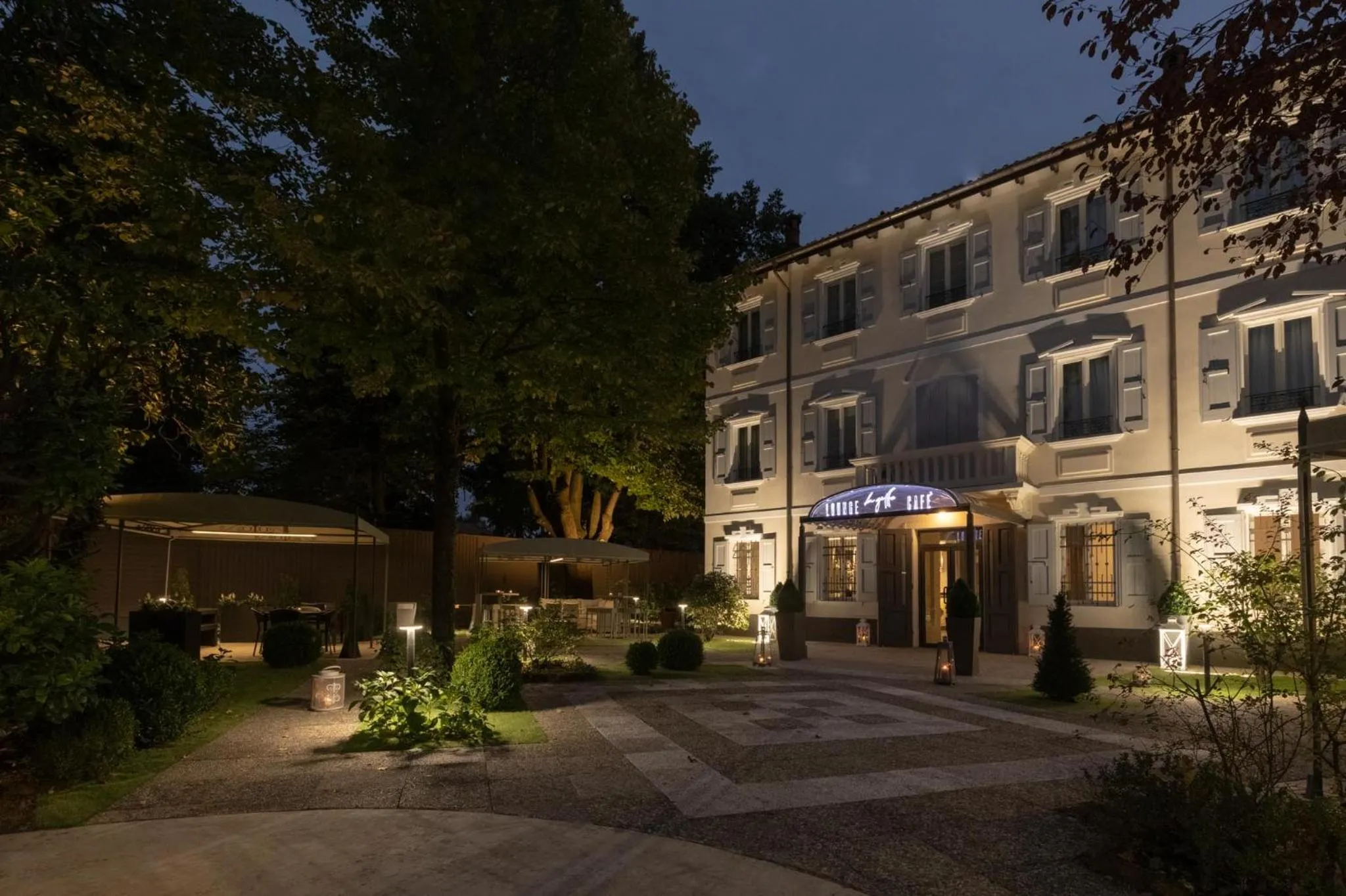 Property building in Villa Petra