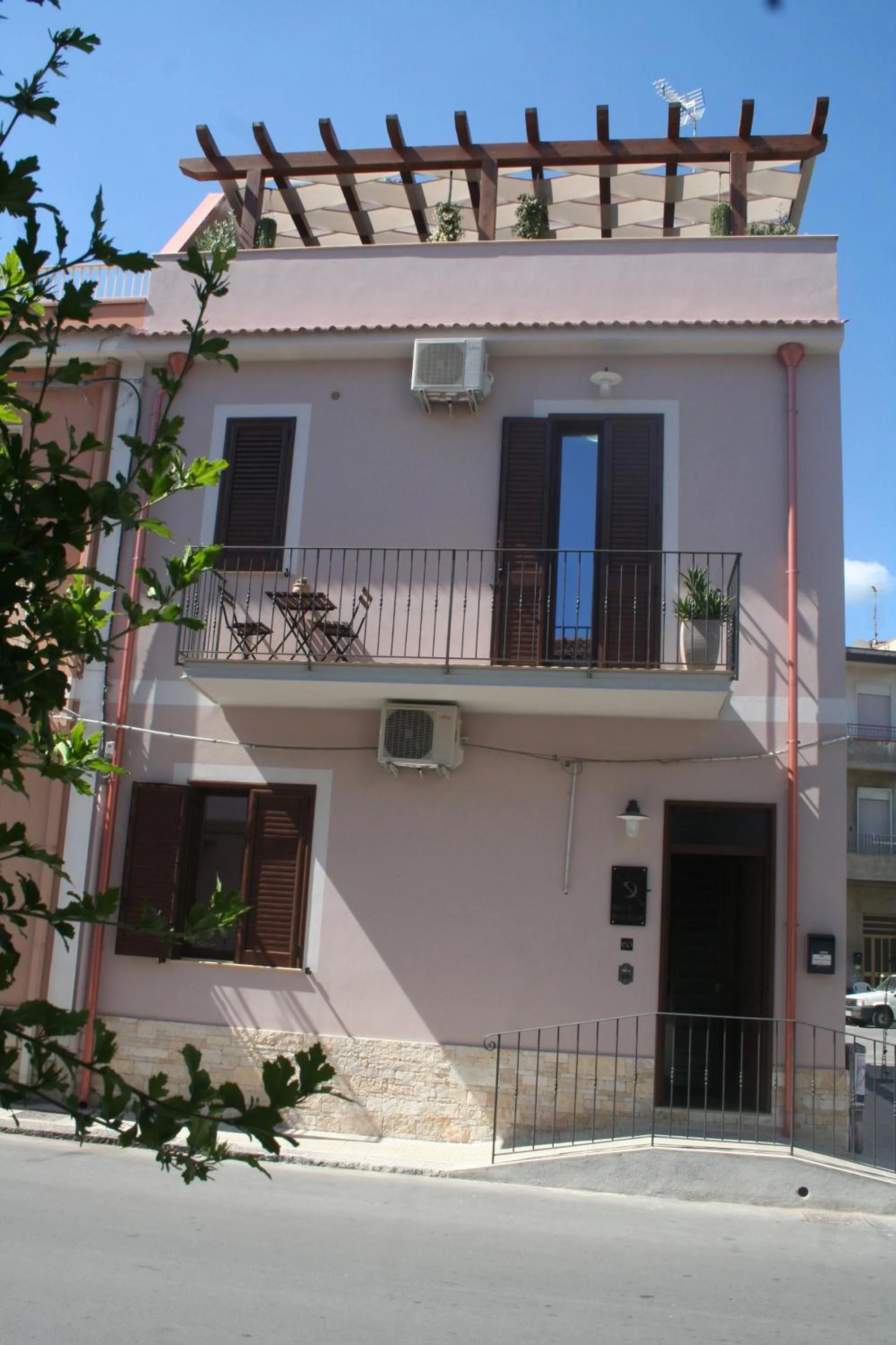 Facade/entrance in Casa Levante
