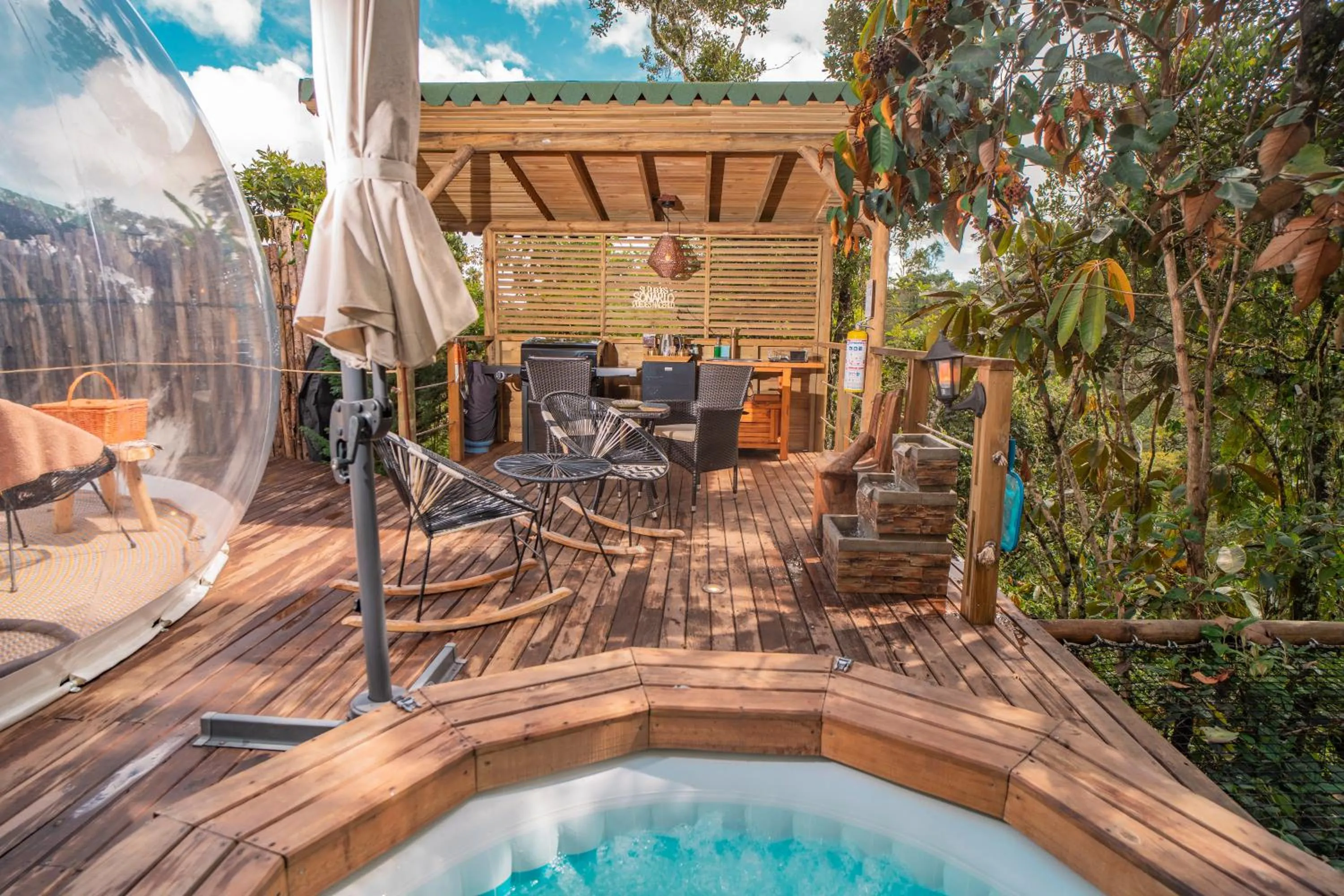 Dining area in BubbleSky Glamping Guatapé