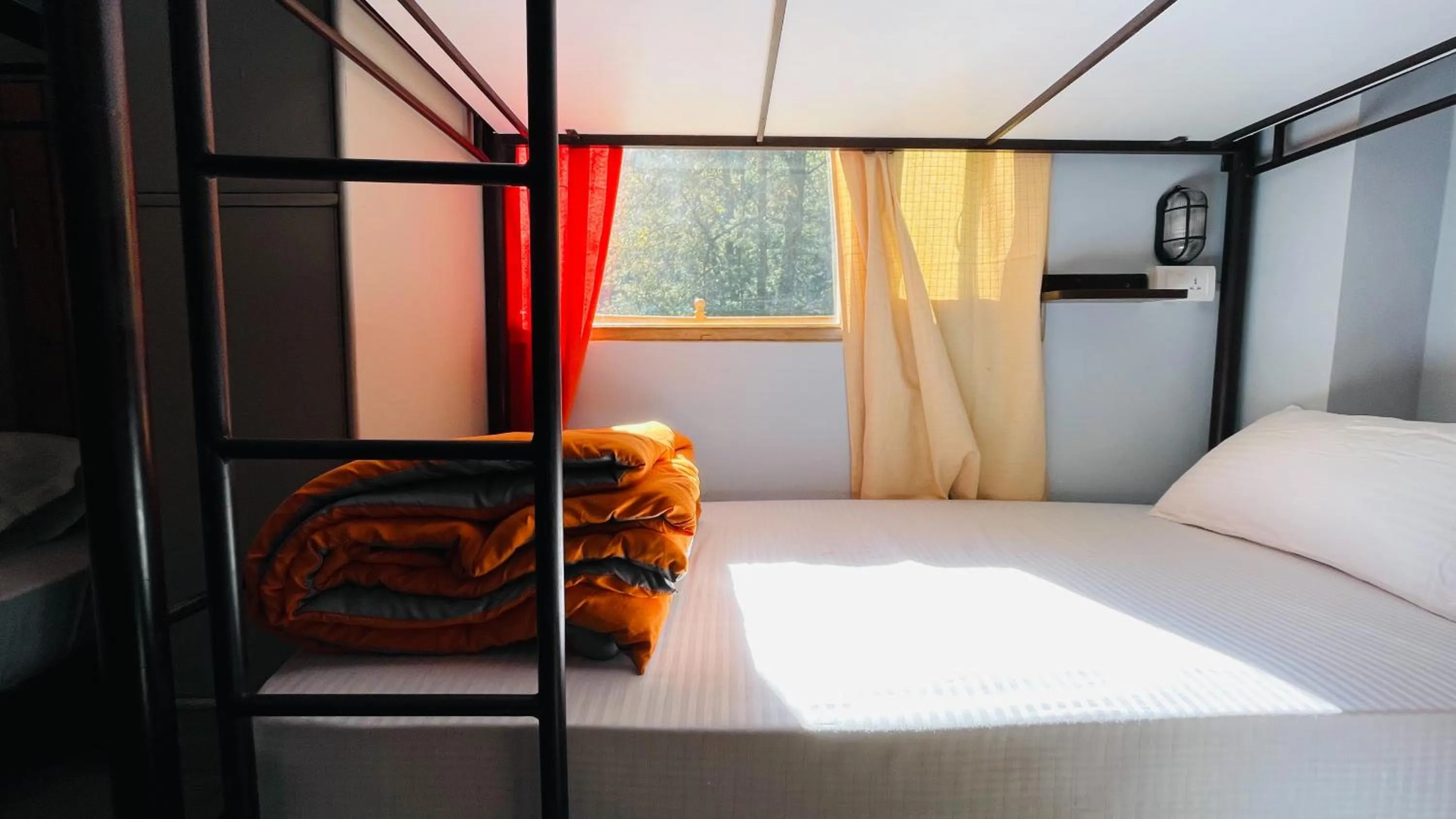 Bedroom, Bed in Madpackers Jibhi - Of Streamsides & Waterfalls