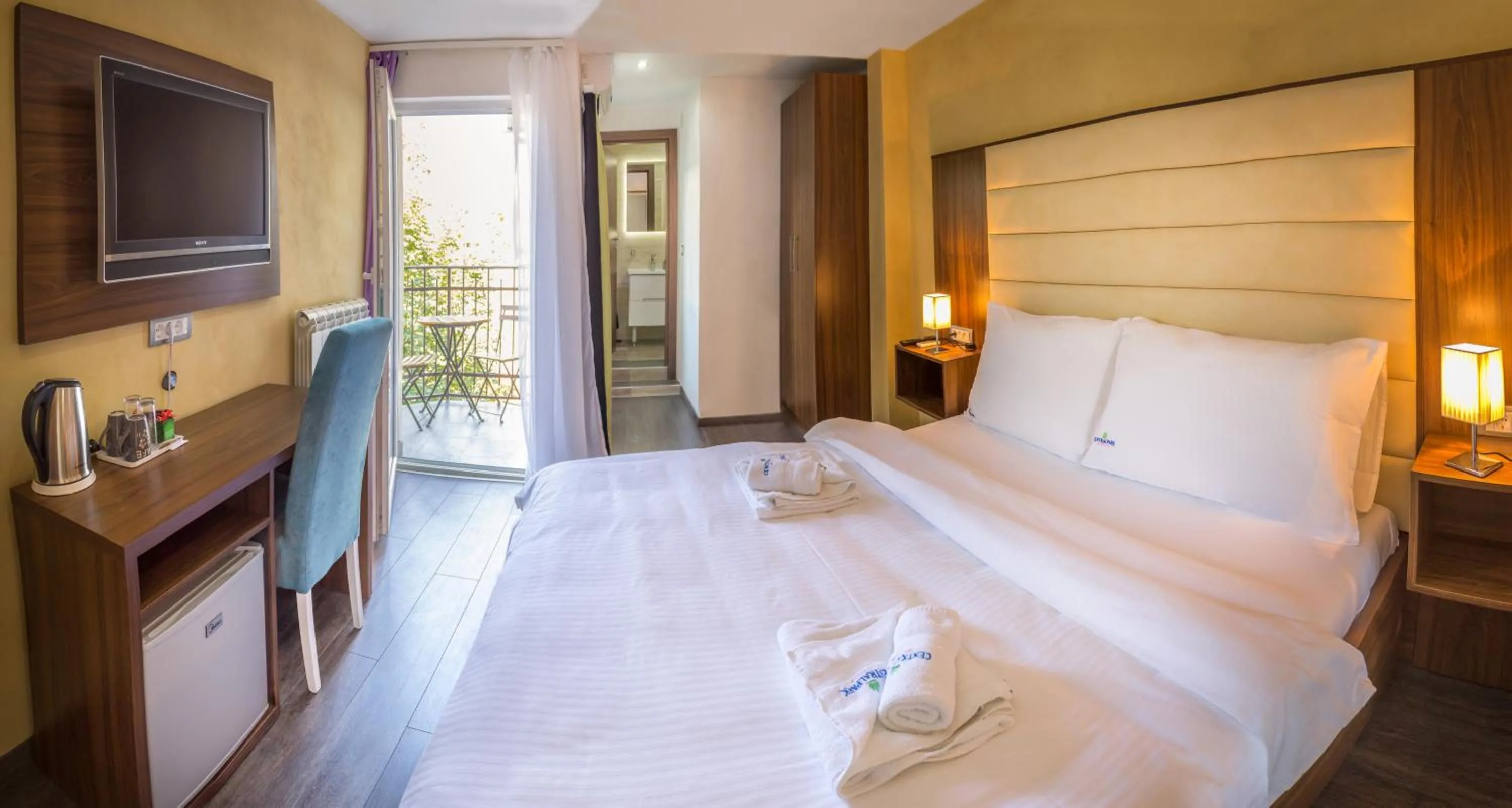 Bedroom, Bed in Central Park Residence