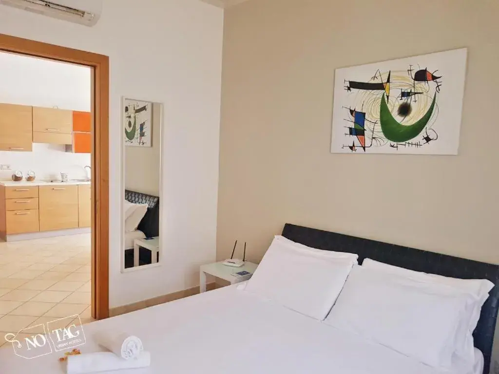 Large Double Room in Colonna Rooms & apartment Large Double Room in Colonna Rooms & apartment