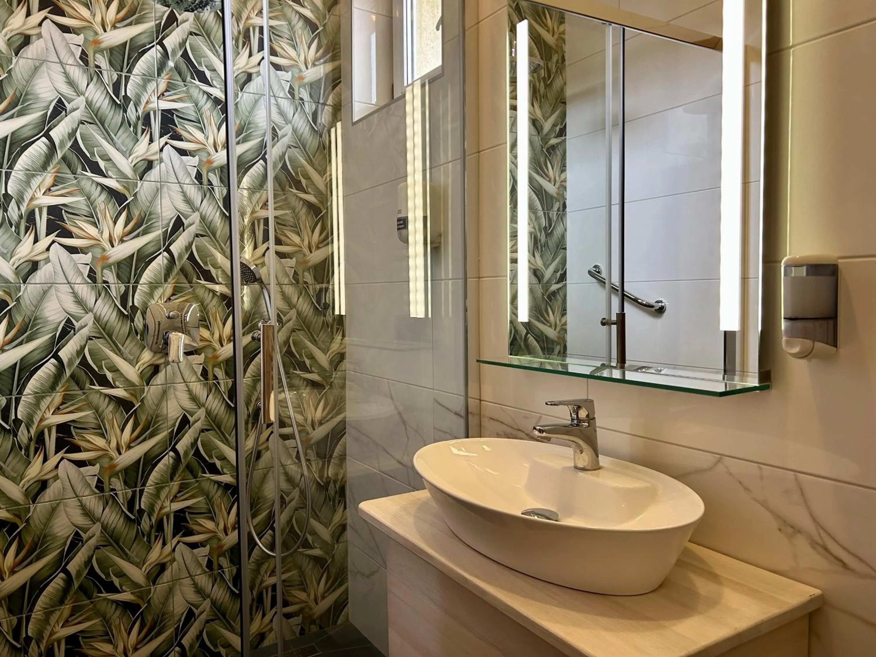 Shower in Hotel Négy Évszak