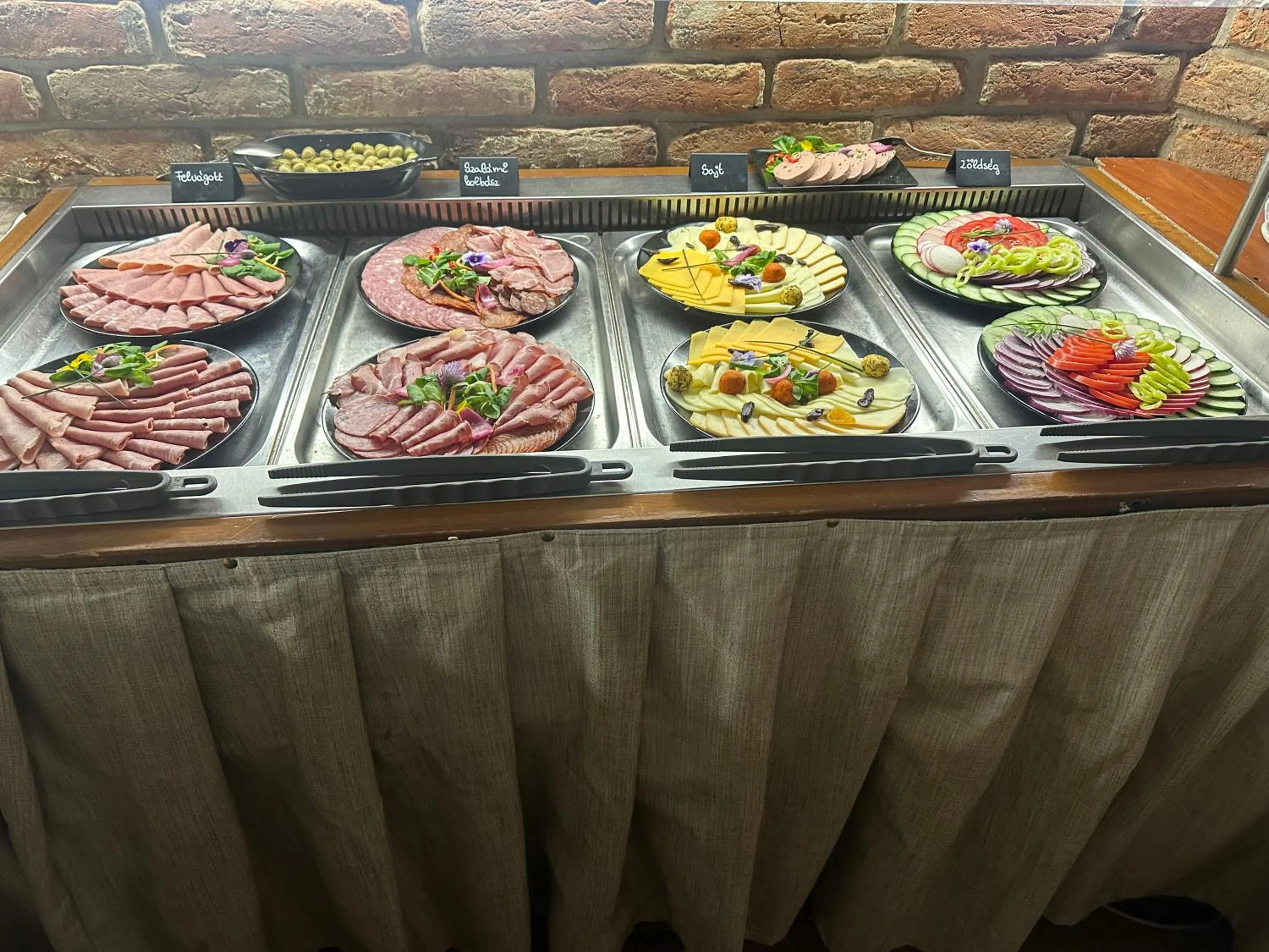 Breakfast in Hotel Négy Évszak