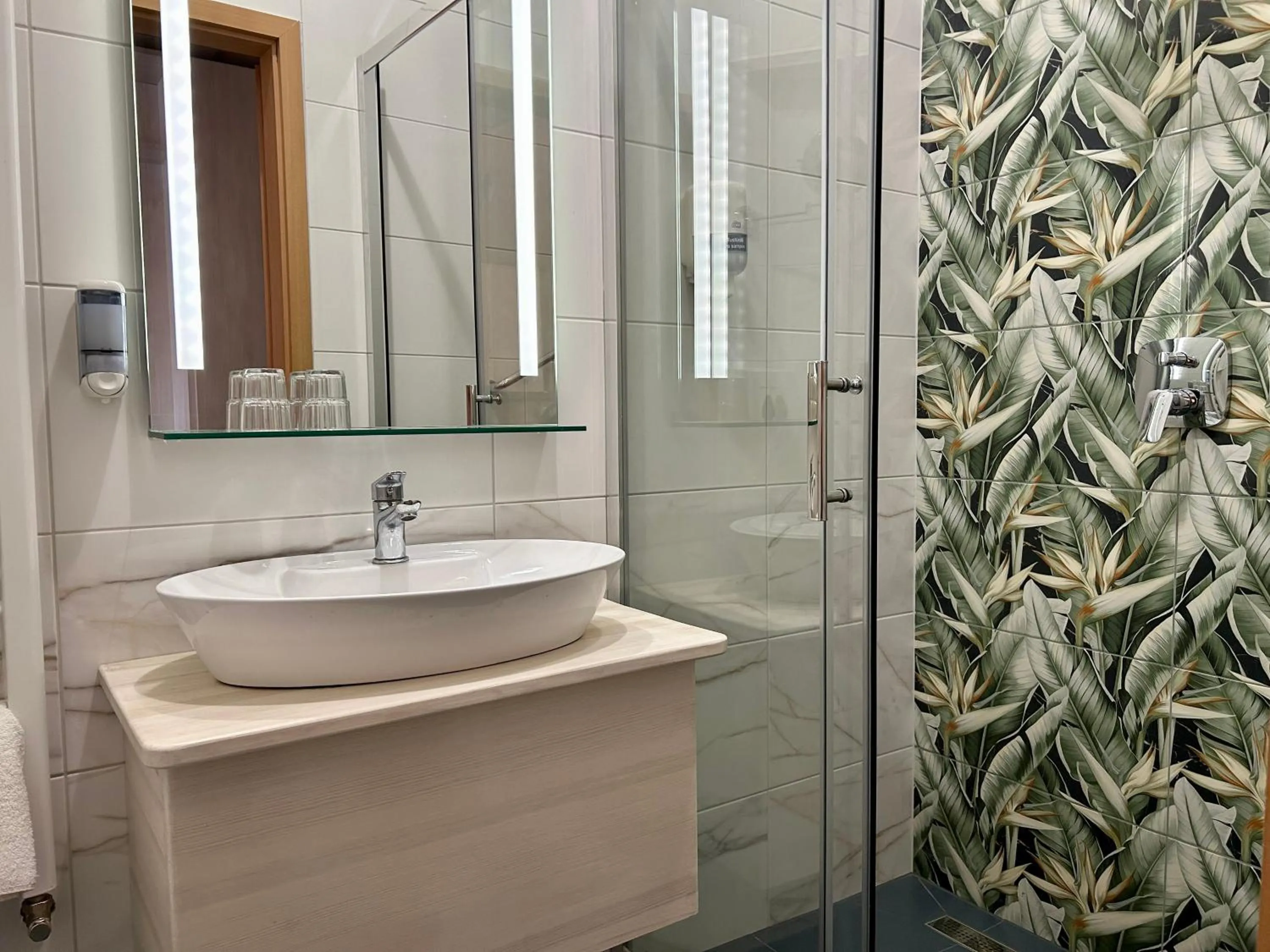 Shower in Hotel Négy Évszak