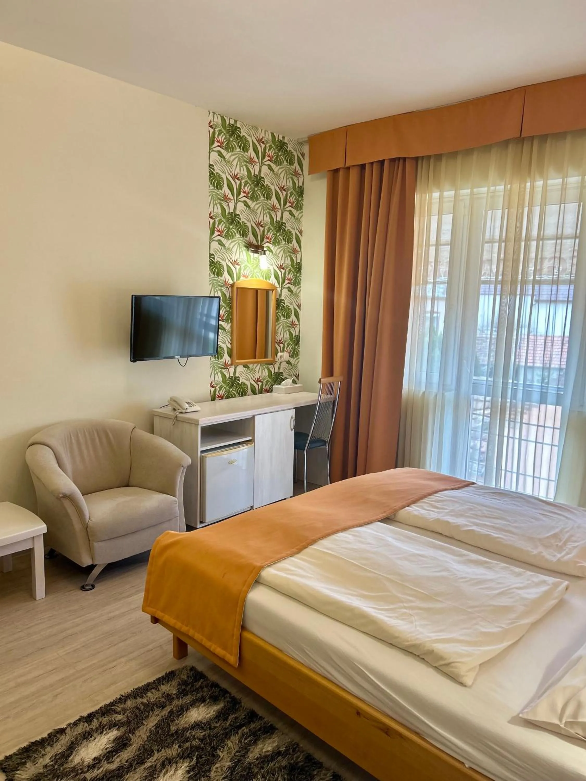 Photo of the whole room, Bed in Hotel Négy Évszak