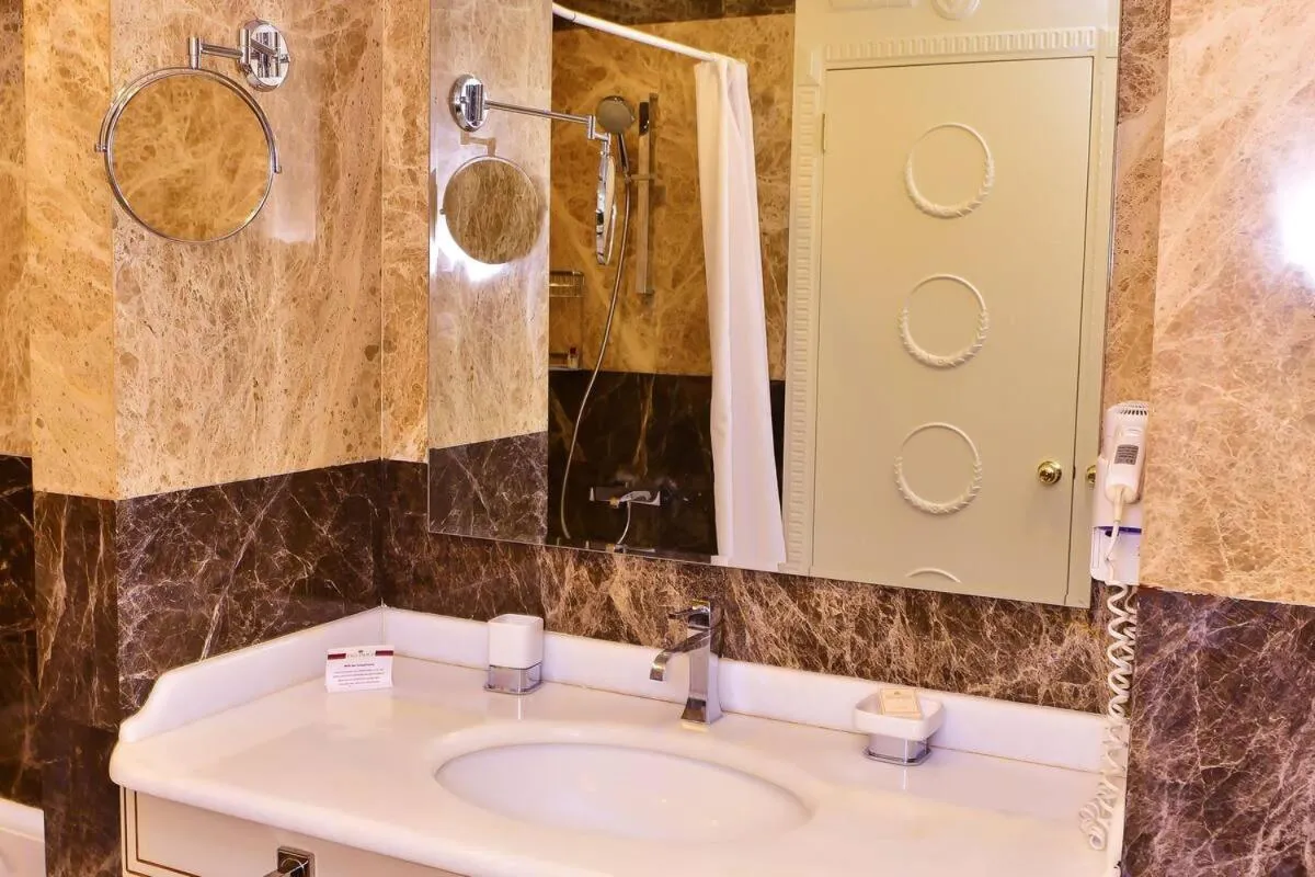 Bathroom in Lake Palace Baku